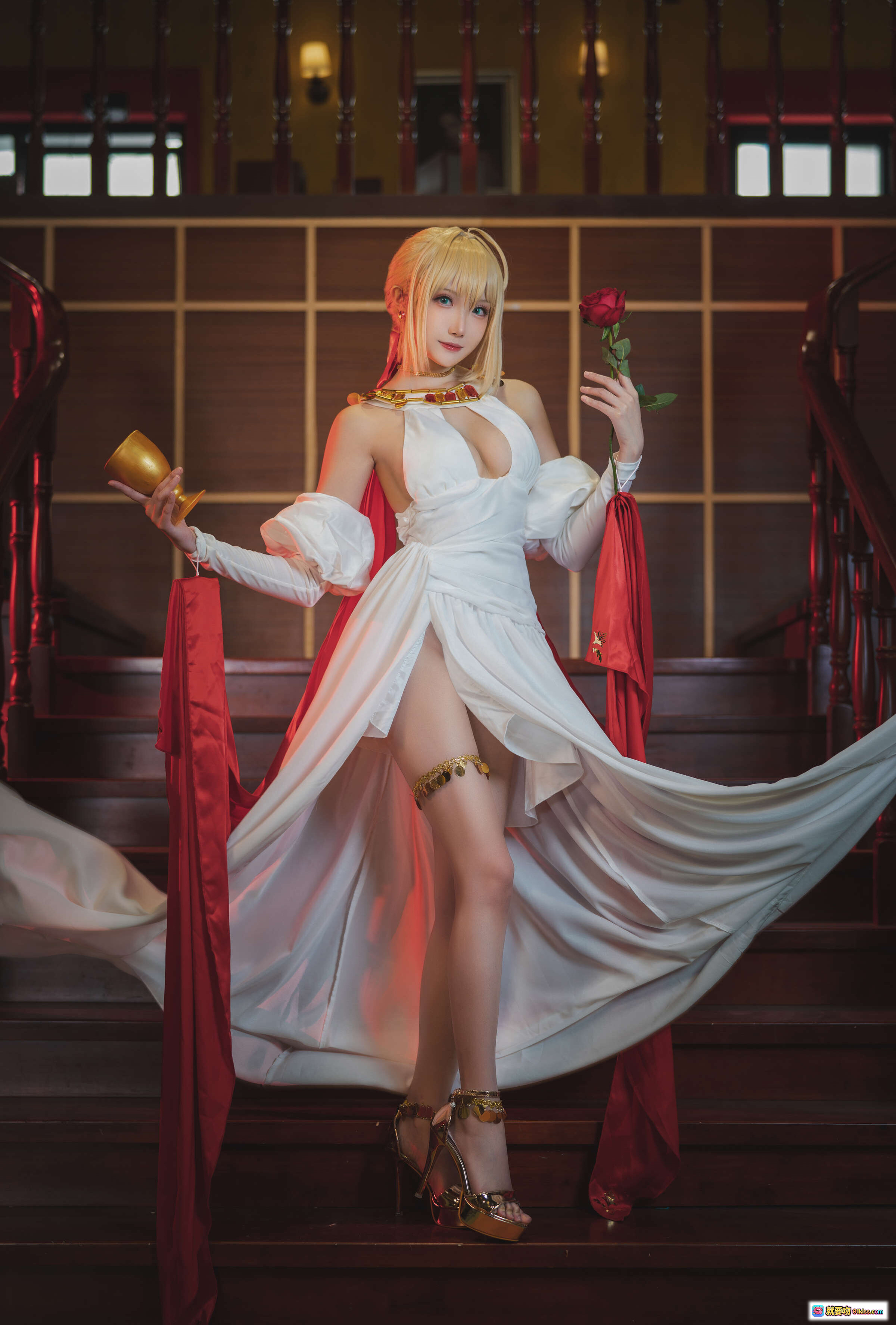 瓜希酱NO.016尼禄英灵正装Cosplay 白裙红披风玫瑰金杯楼梯场景高清写真 - 就要吻