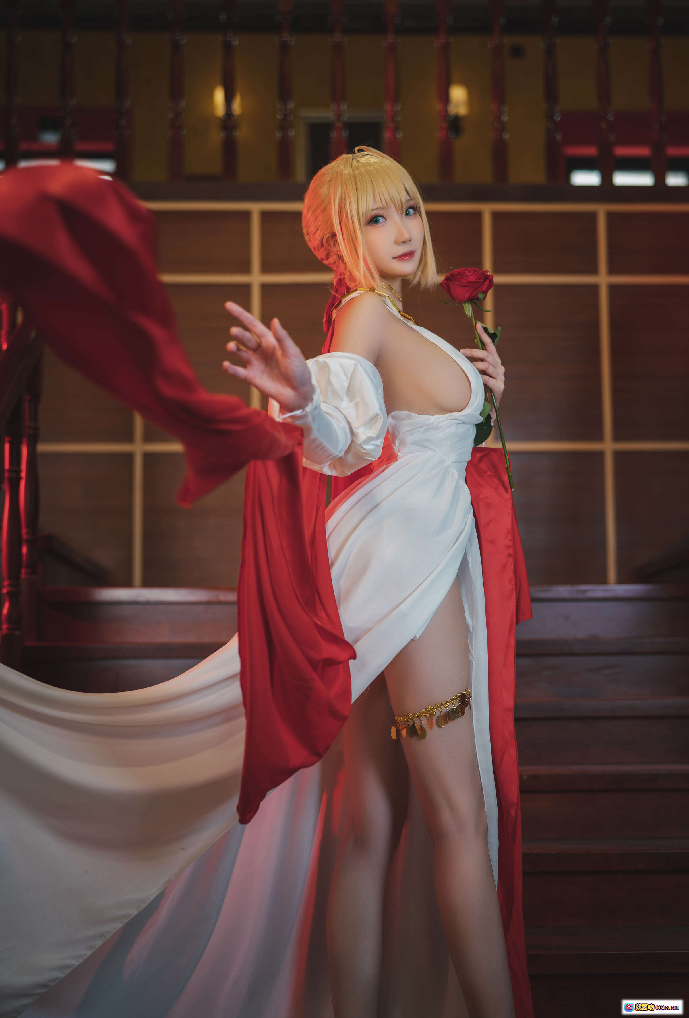 图片[8] - 瓜希酱NO.016尼禄英灵正装Cosplay 白裙红披风玫瑰金杯楼梯场景高清写真 - 就要吻