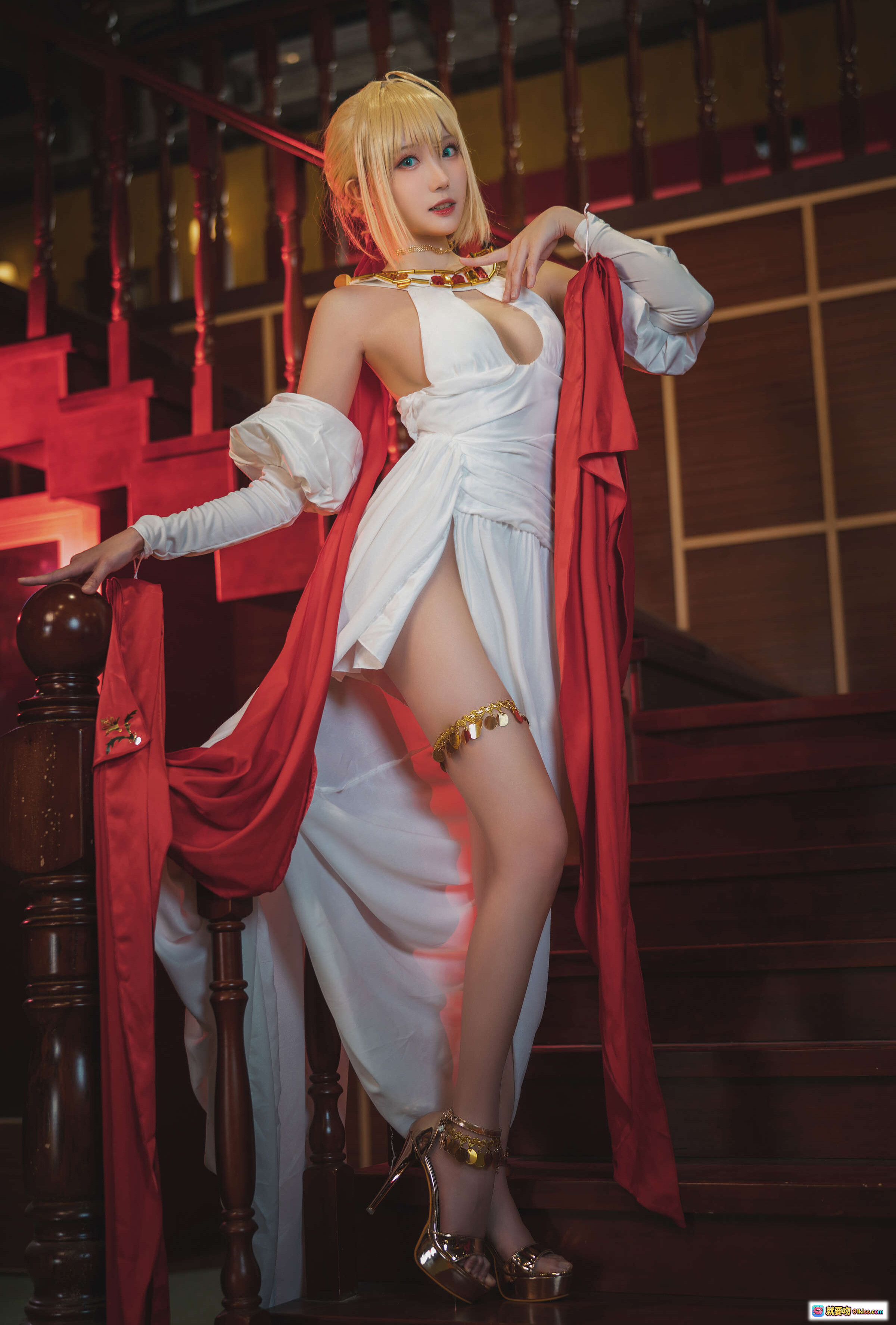 图片[9] - 瓜希酱NO.016尼禄英灵正装Cosplay 白裙红披风玫瑰金杯楼梯场景高清写真 - 就要吻