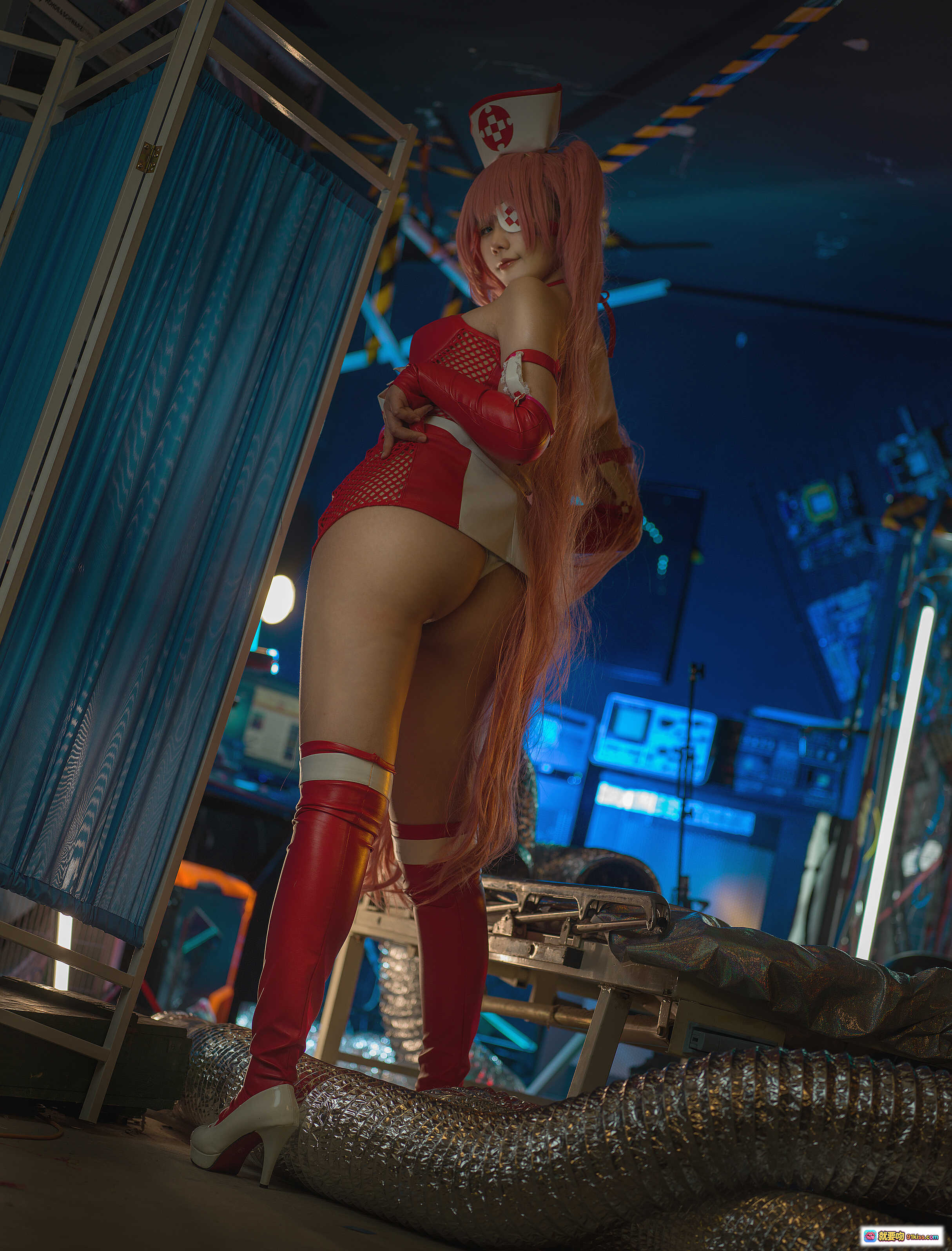 图片[4] - 麻花酱NO.025天命之子狄蜜特Cosplay写真｜粉发护士装+红白皮质紧身衣+网纱细节+霓虹电竞风场景 - 就要吻