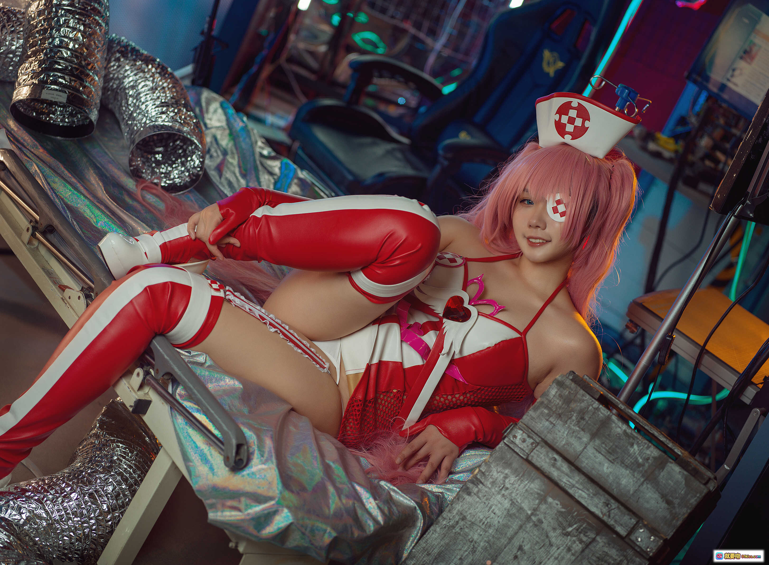 图片[10] - 麻花酱NO.025天命之子狄蜜特Cosplay写真｜粉发护士装+红白皮质紧身衣+网纱细节+霓虹电竞风场景 - 就要吻