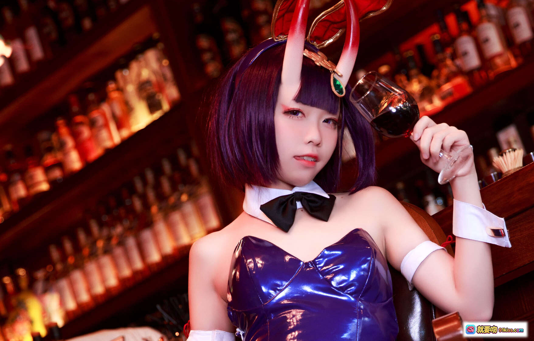 图片[5] - 酒吞兔女郎COS写真 | 紫发角饰+网袜+皮质紧身衣 | 酒吧沙发场景 | 16P高清图集 - 就要吻