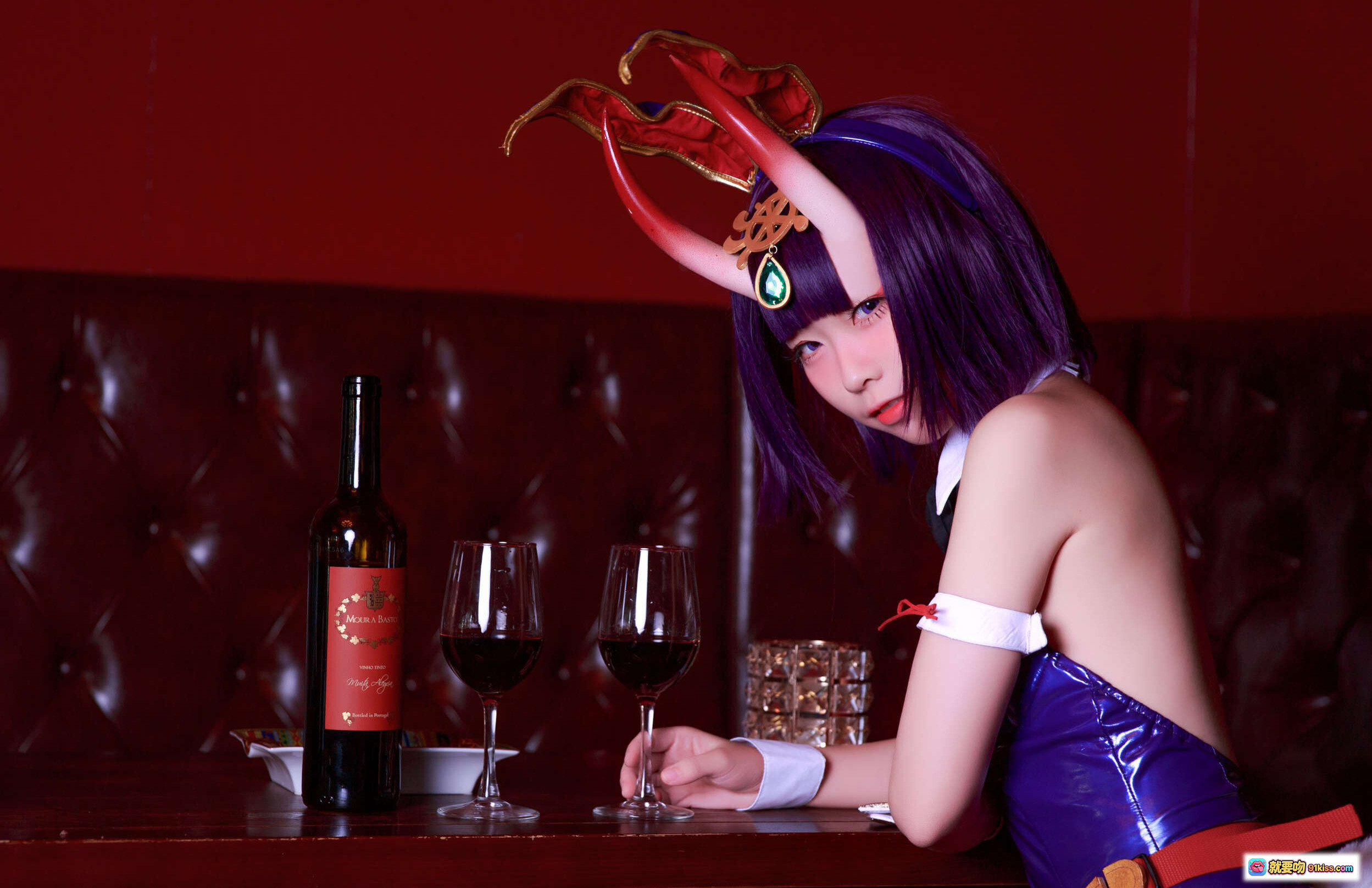 图片[6] - 酒吞兔女郎COS写真 | 紫发角饰+网袜+皮质紧身衣 | 酒吧沙发场景 | 16P高清图集 - 就要吻
