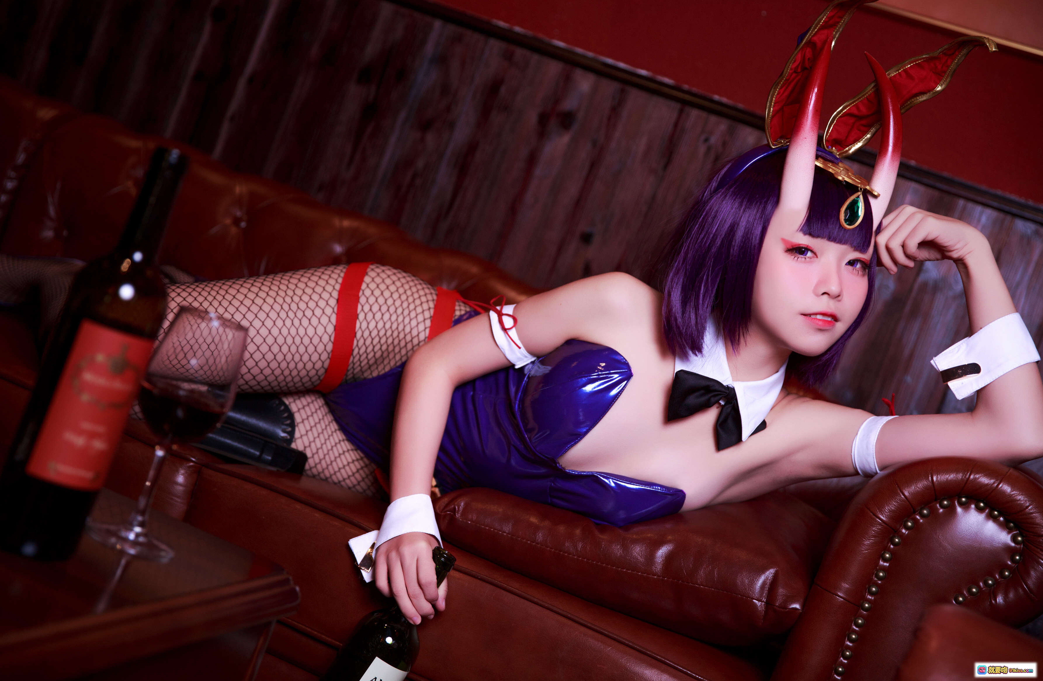 图片[1] - 酒吞兔女郎COS写真 | 紫发角饰+网袜+皮质紧身衣 | 酒吧沙发场景 | 16P高清图集 - 就要吻