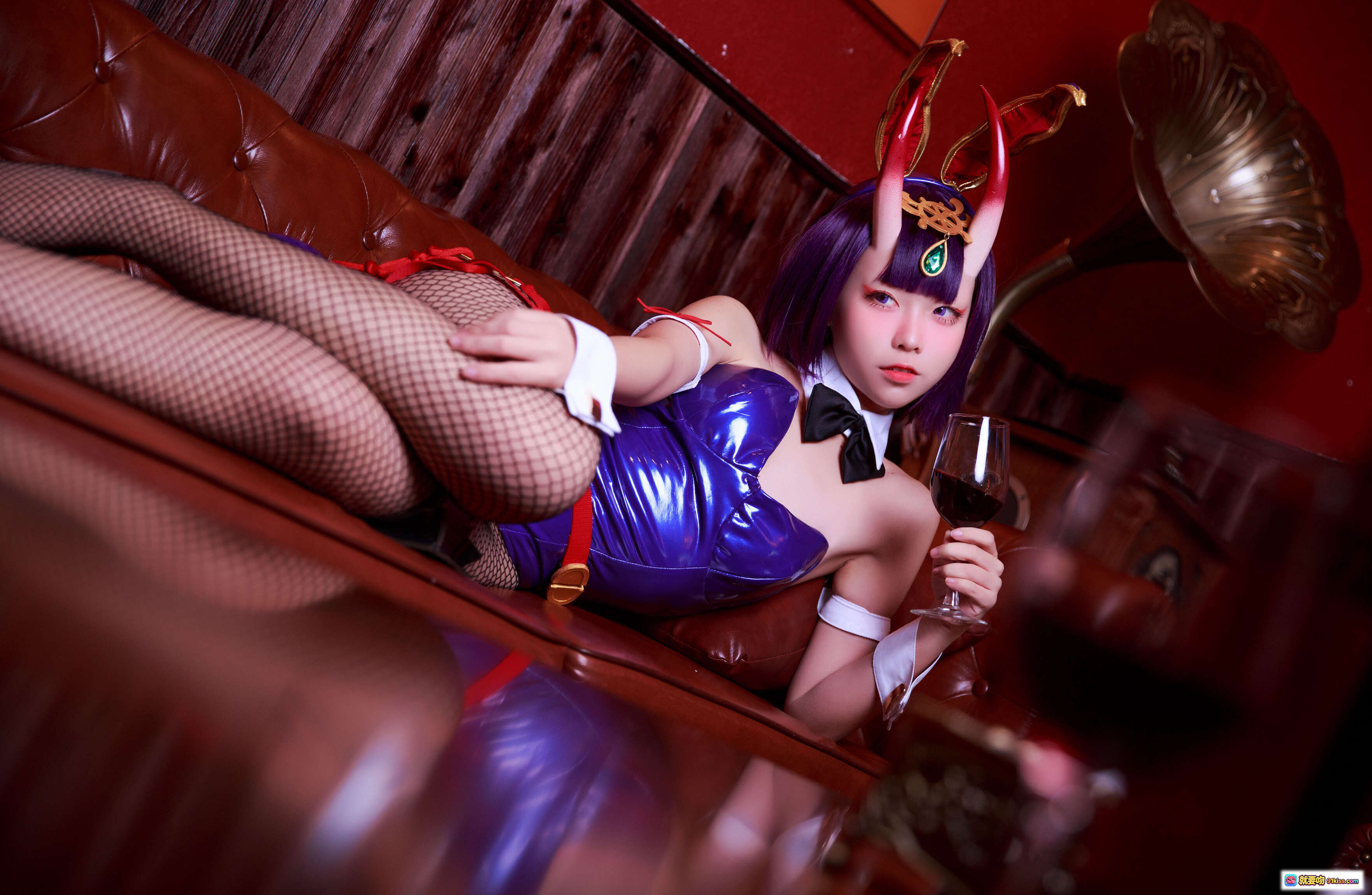 图片[7] - 酒吞兔女郎COS写真 | 紫发角饰+网袜+皮质紧身衣 | 酒吧沙发场景 | 16P高清图集 - 就要吻
