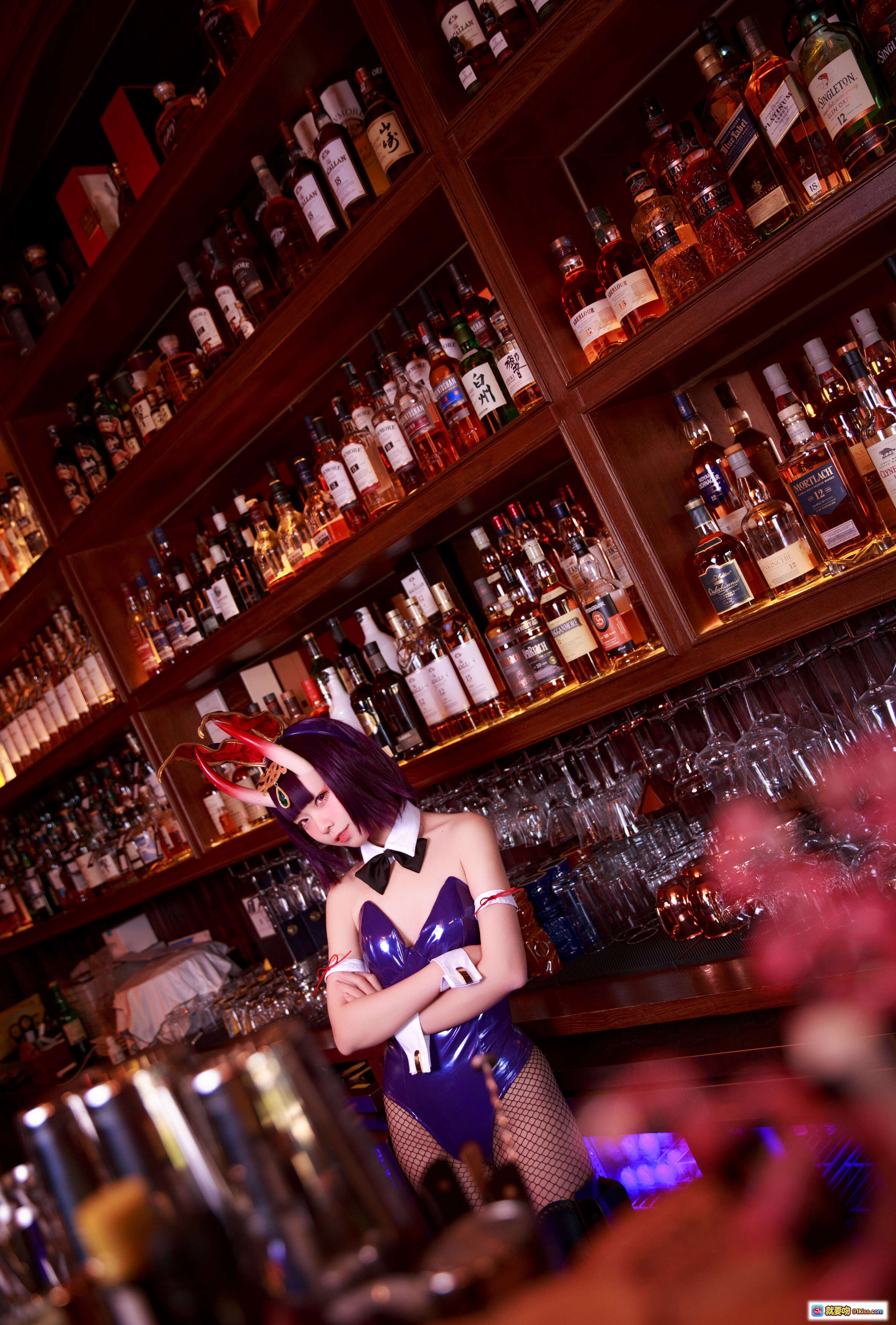 图片[8] - 酒吞兔女郎COS写真 | 紫发角饰+网袜+皮质紧身衣 | 酒吧沙发场景 | 16P高清图集 - 就要吻