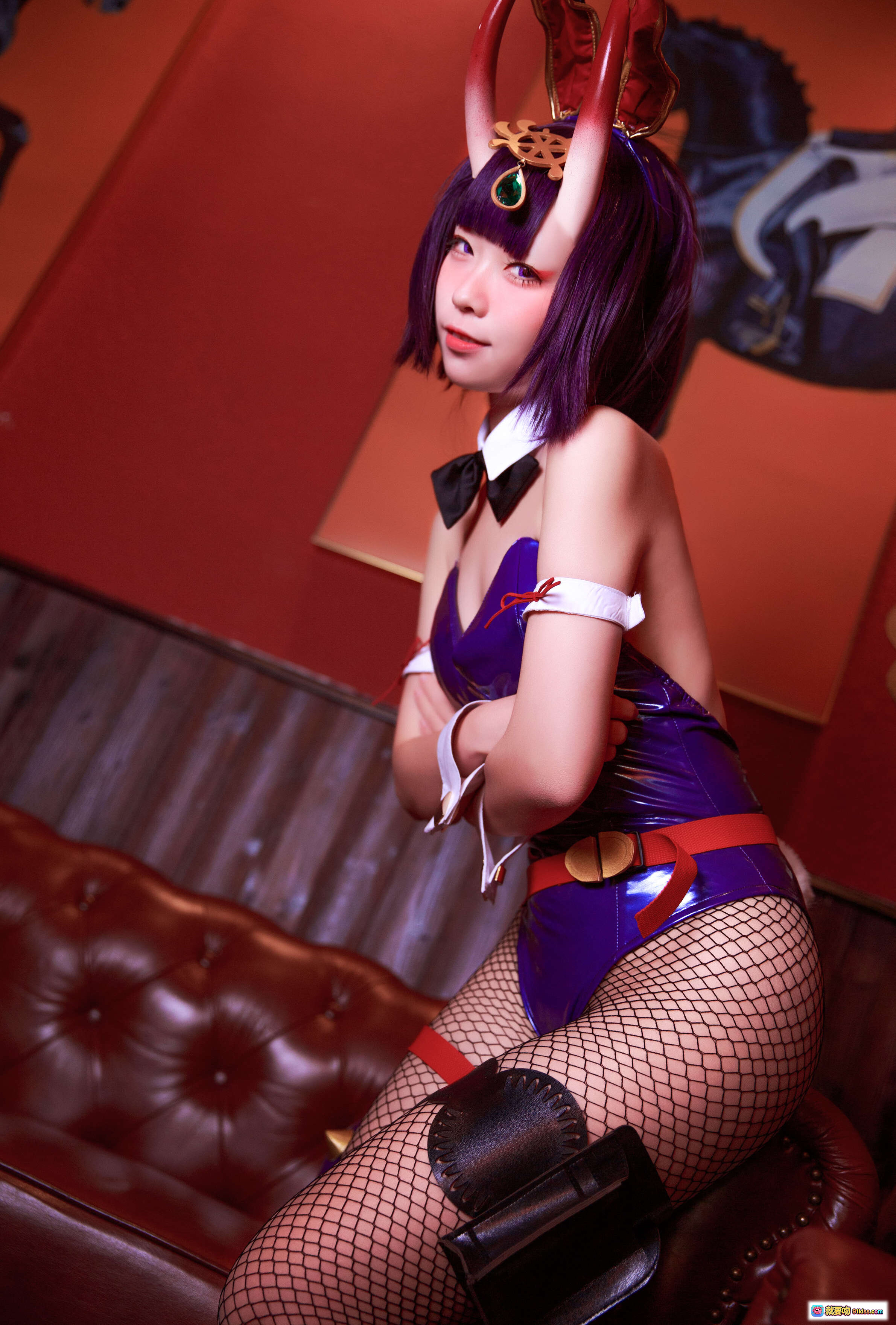 图片[10] - 酒吞兔女郎COS写真 | 紫发角饰+网袜+皮质紧身衣 | 酒吧沙发场景 | 16P高清图集 - 就要吻