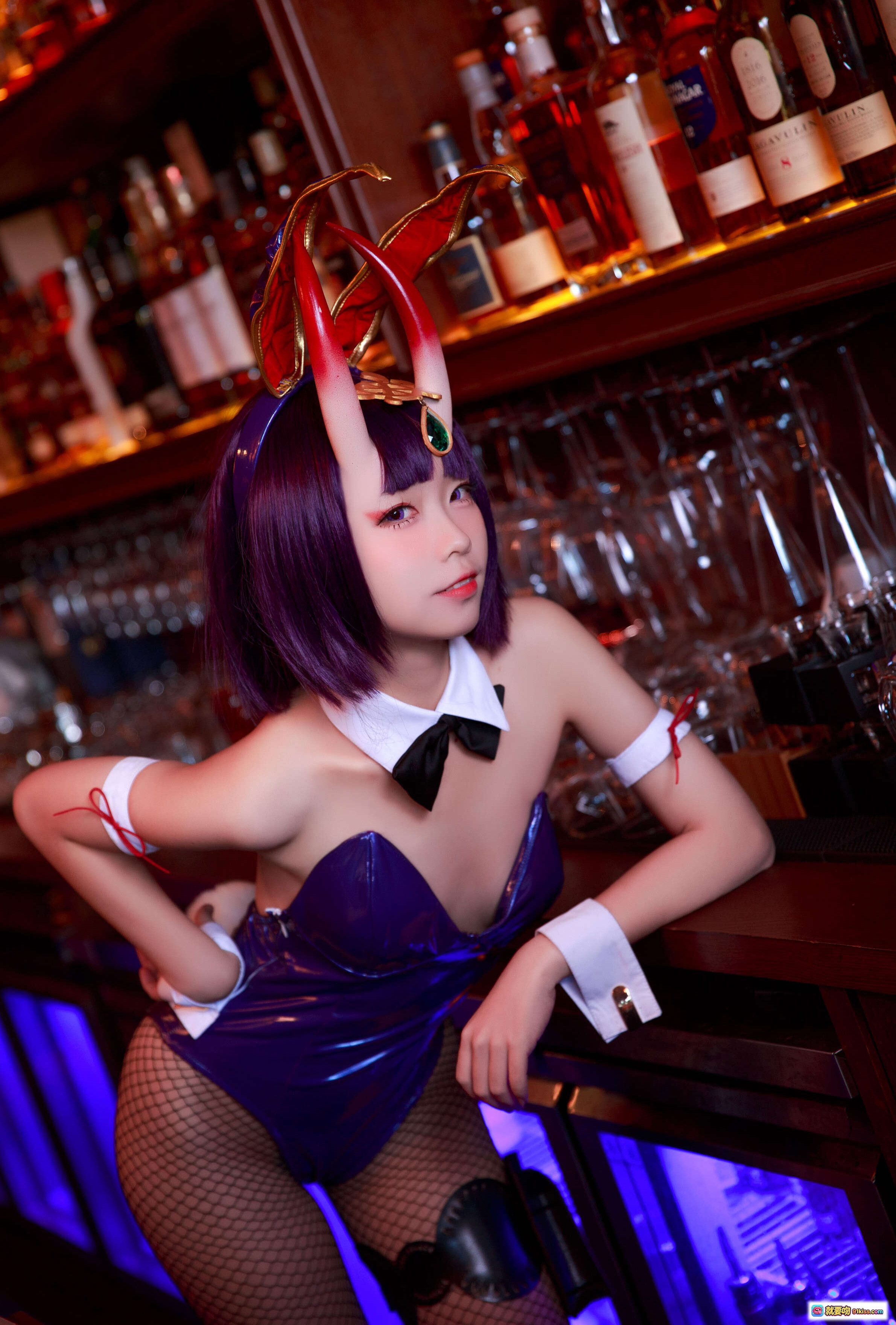 图片[3] - 酒吞兔女郎COS写真 | 紫发角饰+网袜+皮质紧身衣 | 酒吧沙发场景 | 16P高清图集 - 就要吻