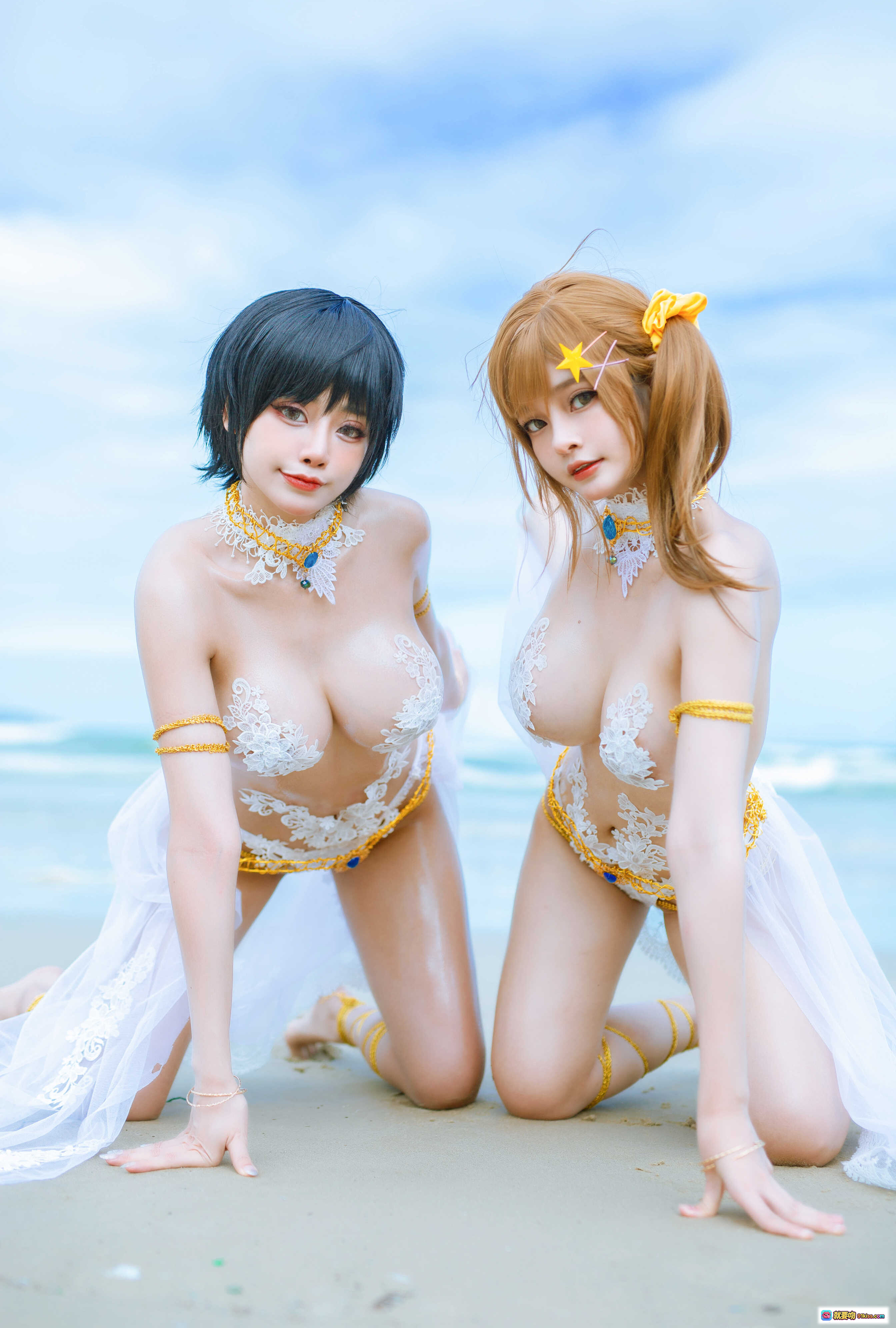 图片[10] - Azami NO.045 Martini Duo性感泳池写真｜双人COS蕾丝金链比基尼｜黑发红唇vs金发星饰｜18P高清美图 - 就要吻