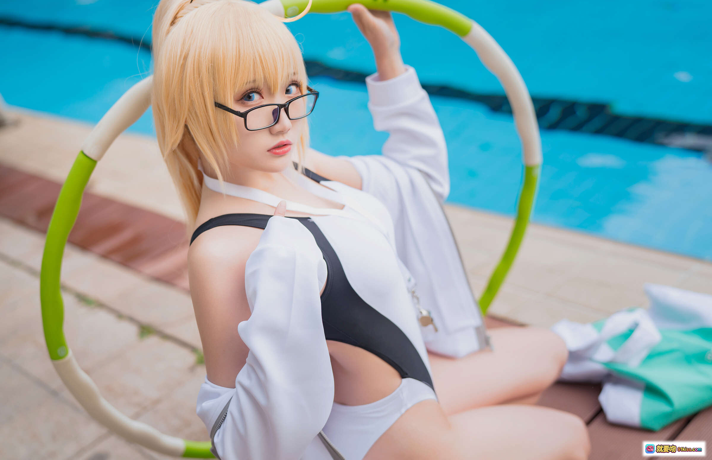 图片[6] - 瓜希酱NO.005企鹅贞泳装cosplay写真｜金发眼镜少女池畔休闲风｜白外套黑比基尼蓝拖鞋清新夏日造型 - 就要吻
