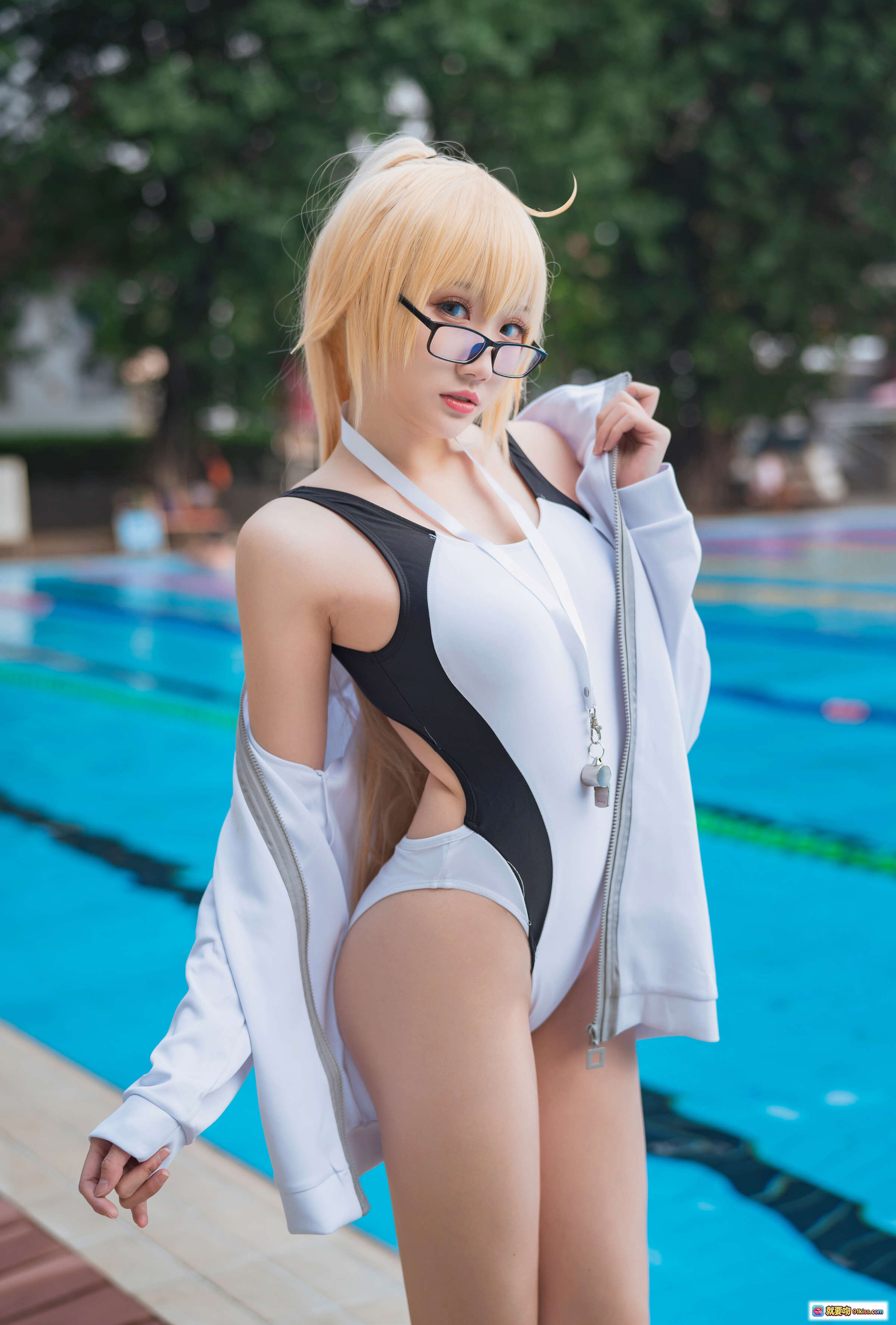 图片[4] - 瓜希酱NO.005企鹅贞泳装cosplay写真｜金发眼镜少女池畔休闲风｜白外套黑比基尼蓝拖鞋清新夏日造型 - 就要吻