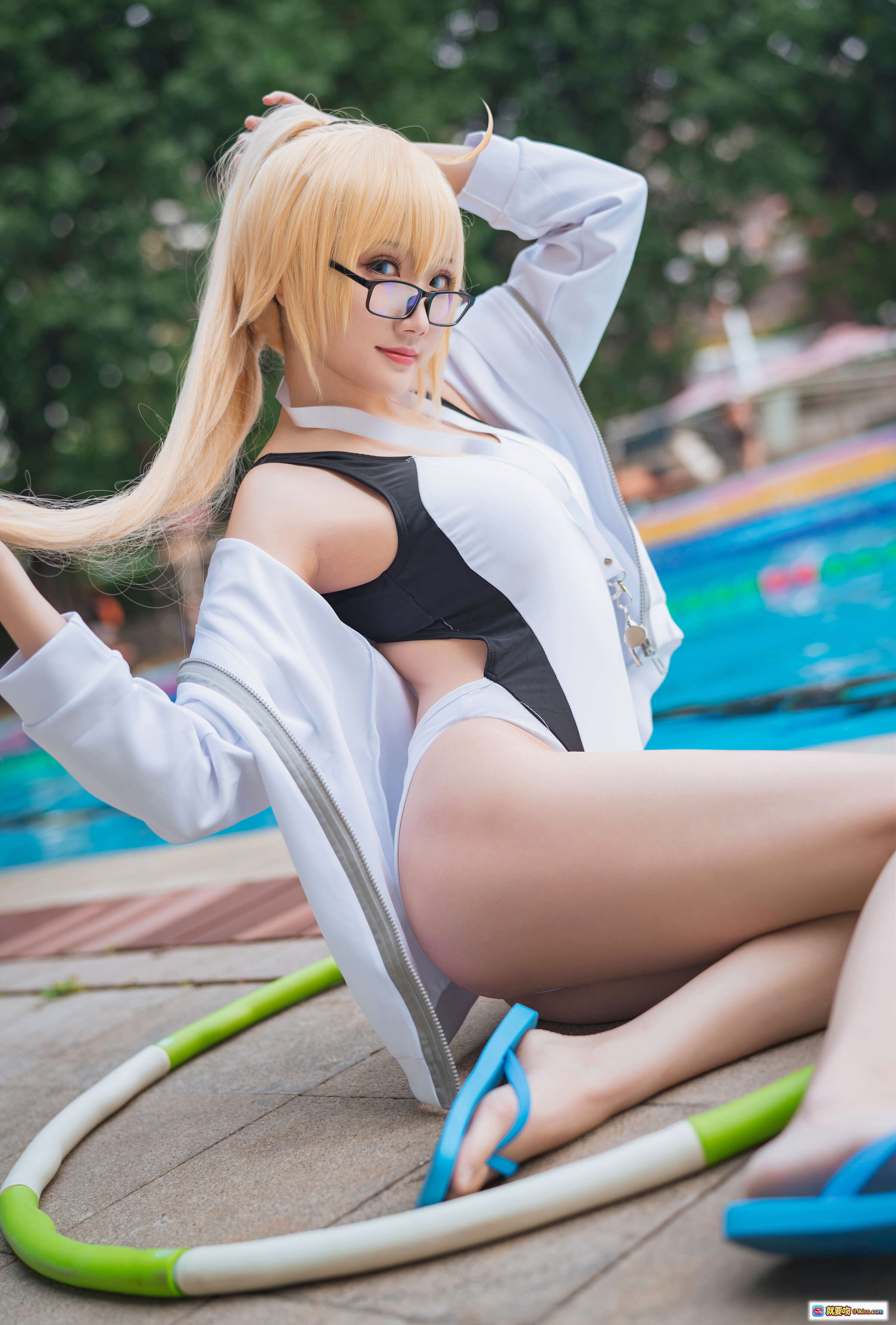 瓜希酱NO.005企鹅贞泳装cosplay写真｜金发眼镜少女池畔休闲风｜白外套黑比基尼蓝拖鞋清新夏日造型 - 就要吻