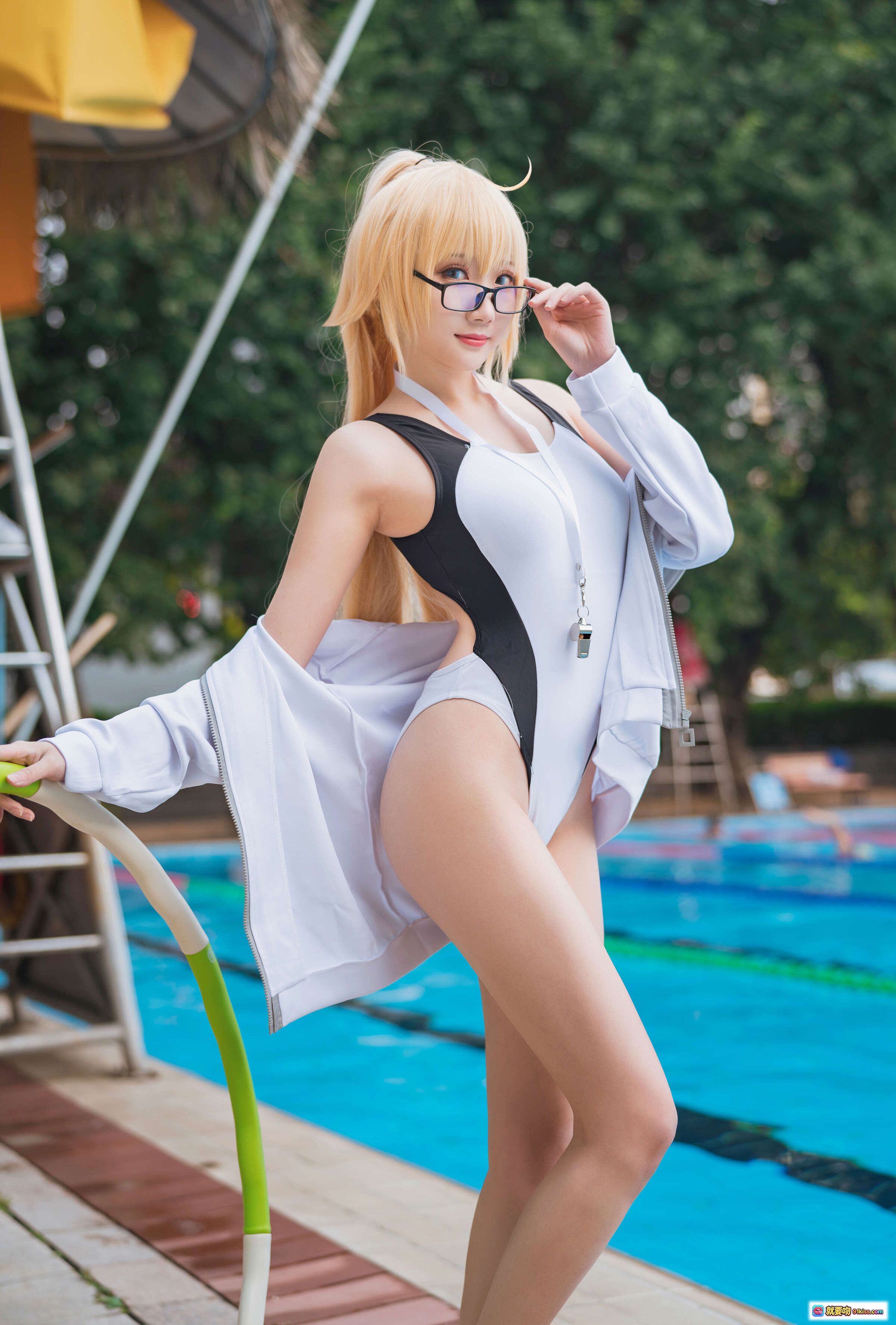 图片[2] - 瓜希酱NO.005企鹅贞泳装cosplay写真｜金发眼镜少女池畔休闲风｜白外套黑比基尼蓝拖鞋清新夏日造型 - 就要吻