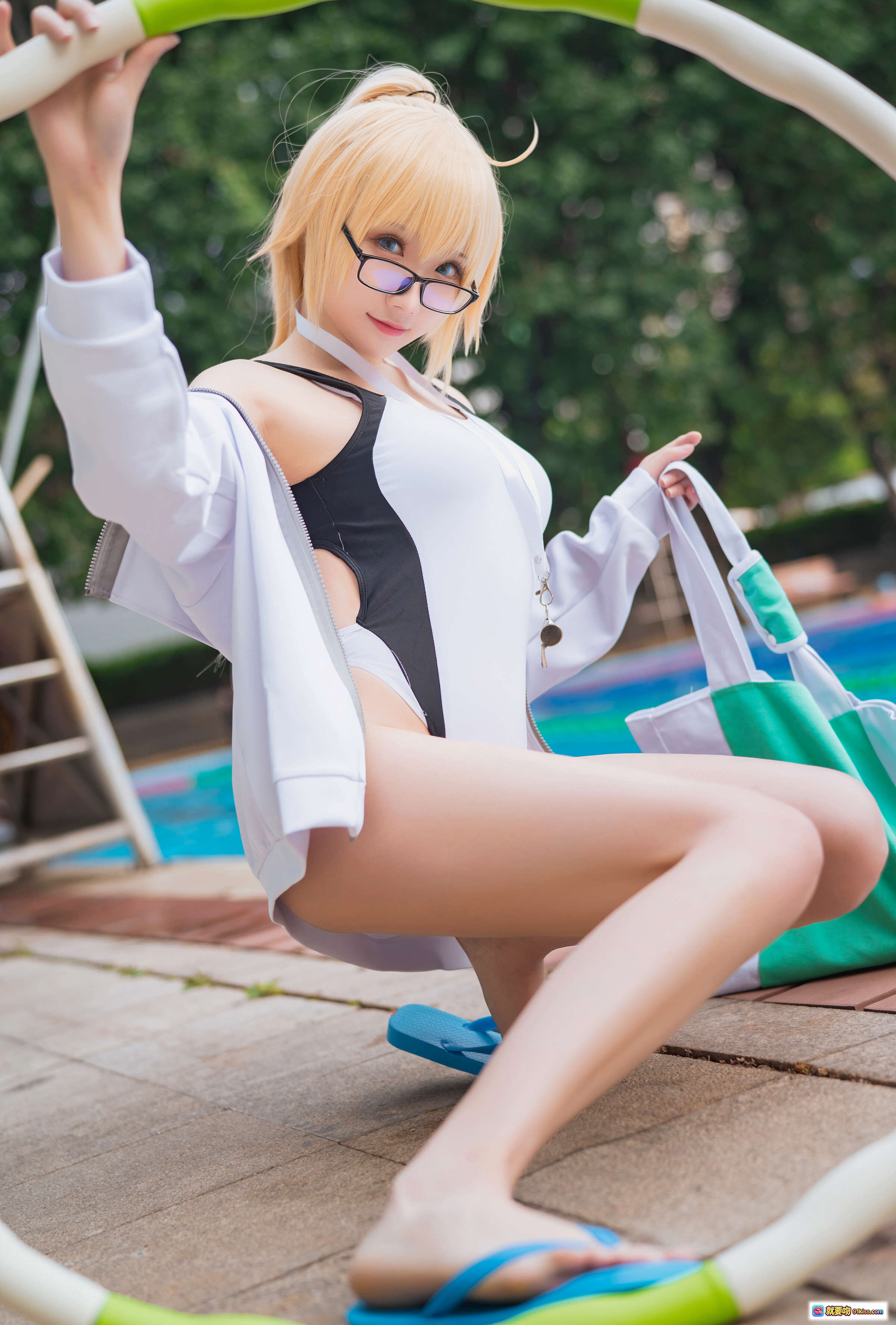 图片[9] - 瓜希酱NO.005企鹅贞泳装cosplay写真｜金发眼镜少女池畔休闲风｜白外套黑比基尼蓝拖鞋清新夏日造型 - 就要吻
