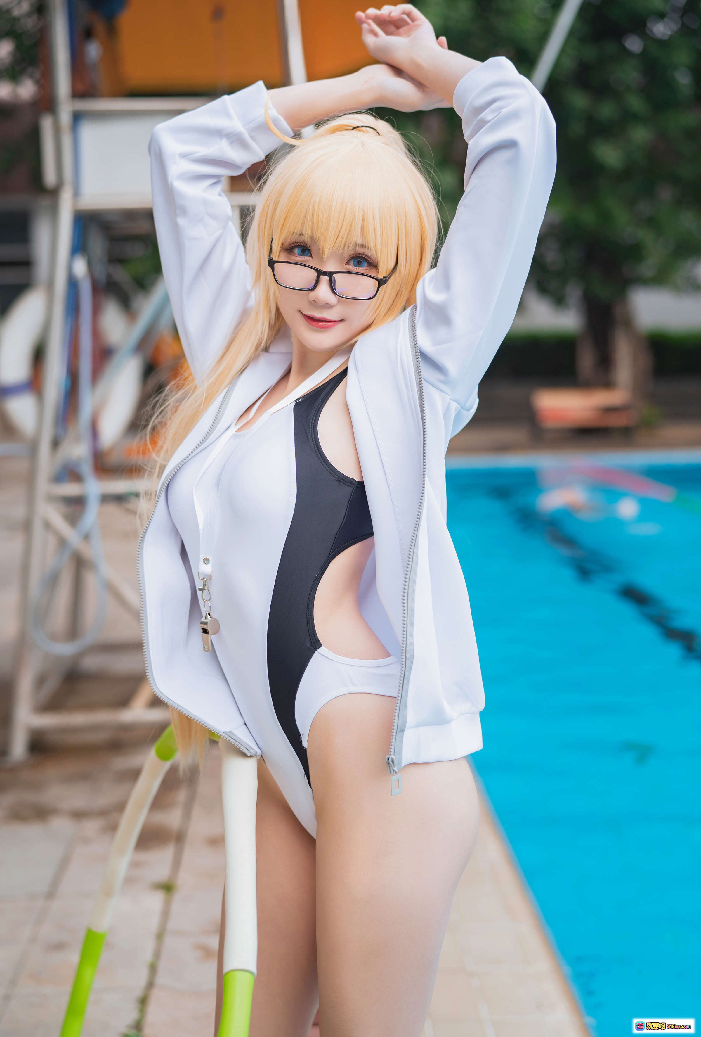 图片[7] - 瓜希酱NO.005企鹅贞泳装cosplay写真｜金发眼镜少女池畔休闲风｜白外套黑比基尼蓝拖鞋清新夏日造型 - 就要吻