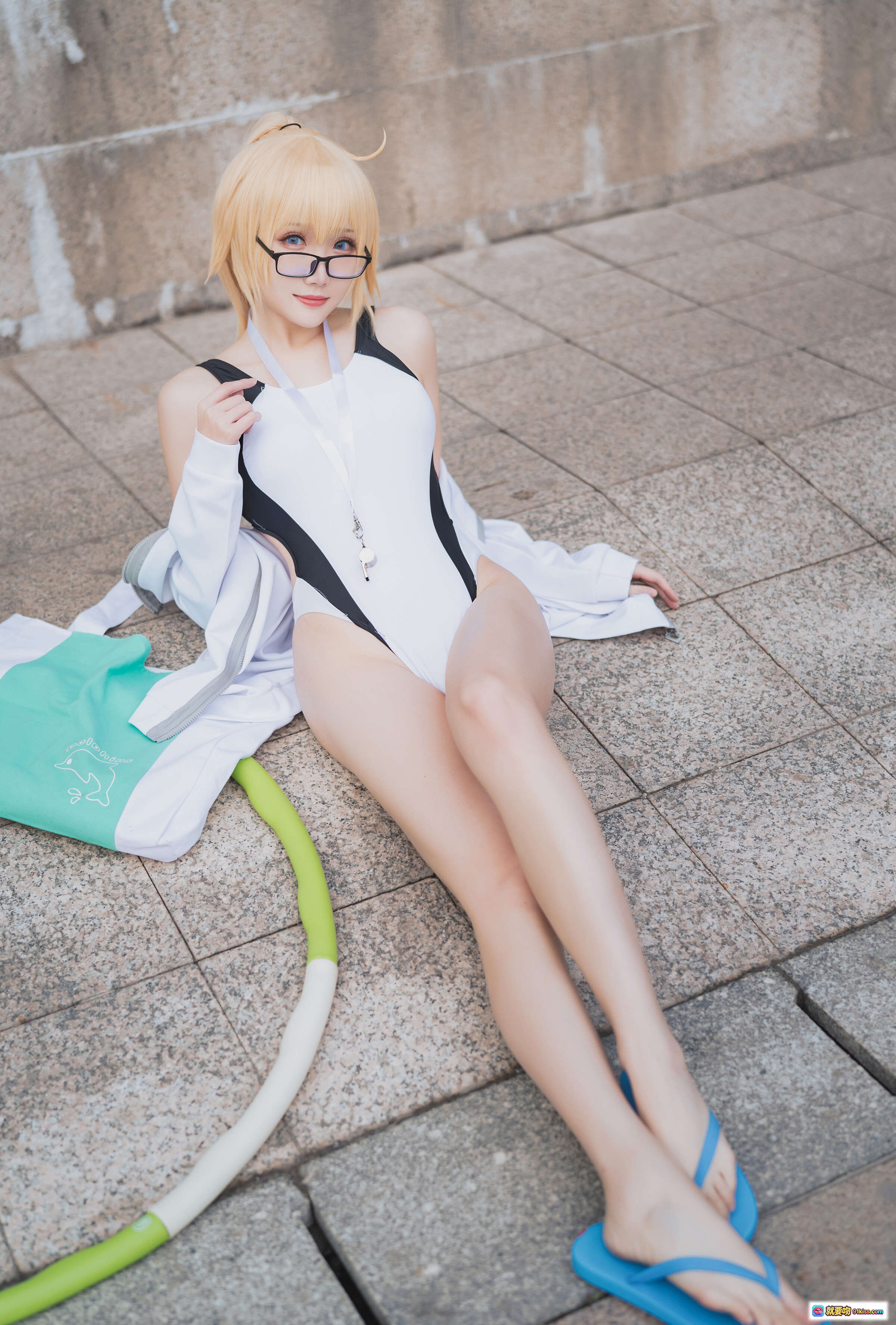 图片[10] - 瓜希酱NO.005企鹅贞泳装cosplay写真｜金发眼镜少女池畔休闲风｜白外套黑比基尼蓝拖鞋清新夏日造型 - 就要吻