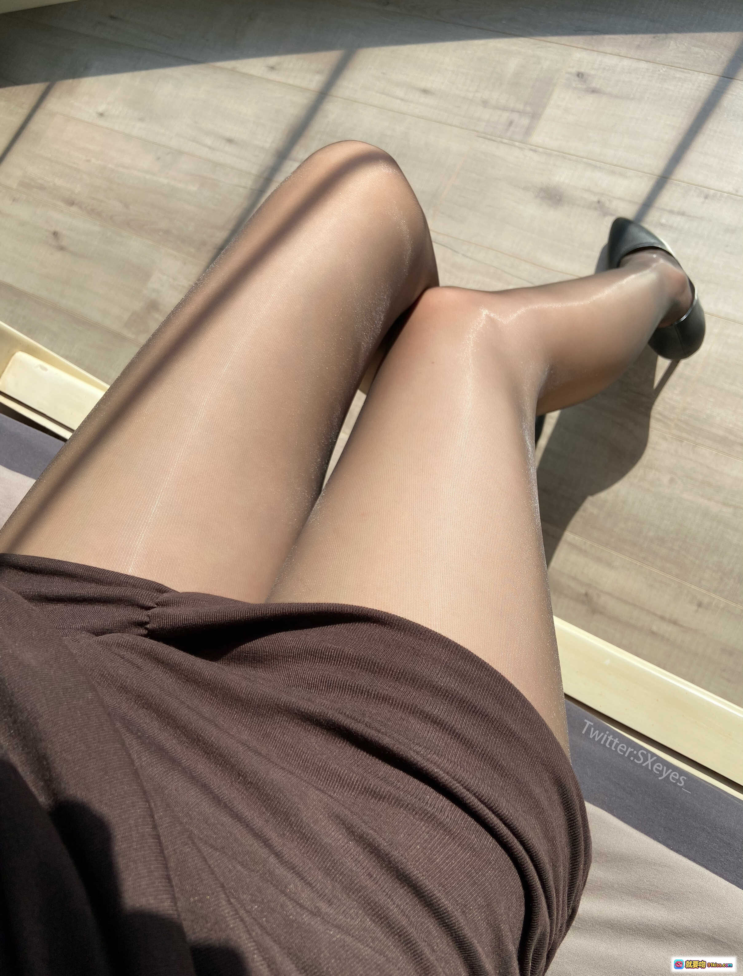 图片[2] - 眼酱大魔王w Vol.29 居家女友 黑色尖头高跟鞋 透明丝袜 美腿特写 木纹地板 自拍视角 26P高清写真 - 就要吻