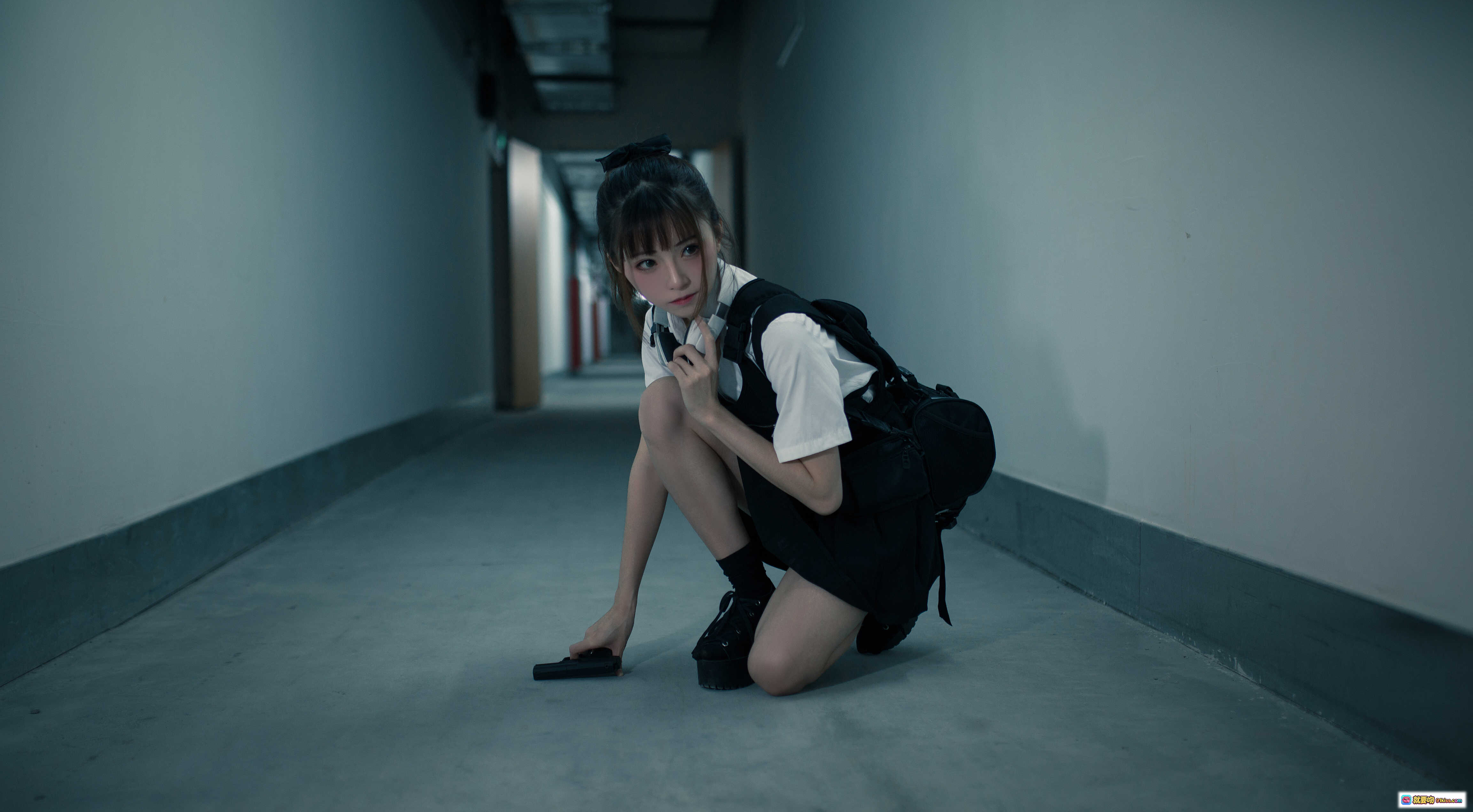 图片[10] - Kitaro绮太郎NO.037束手就擒Cosplay写真｜校园风短裙黑靴走廊蹲姿摄影集 - 就要吻