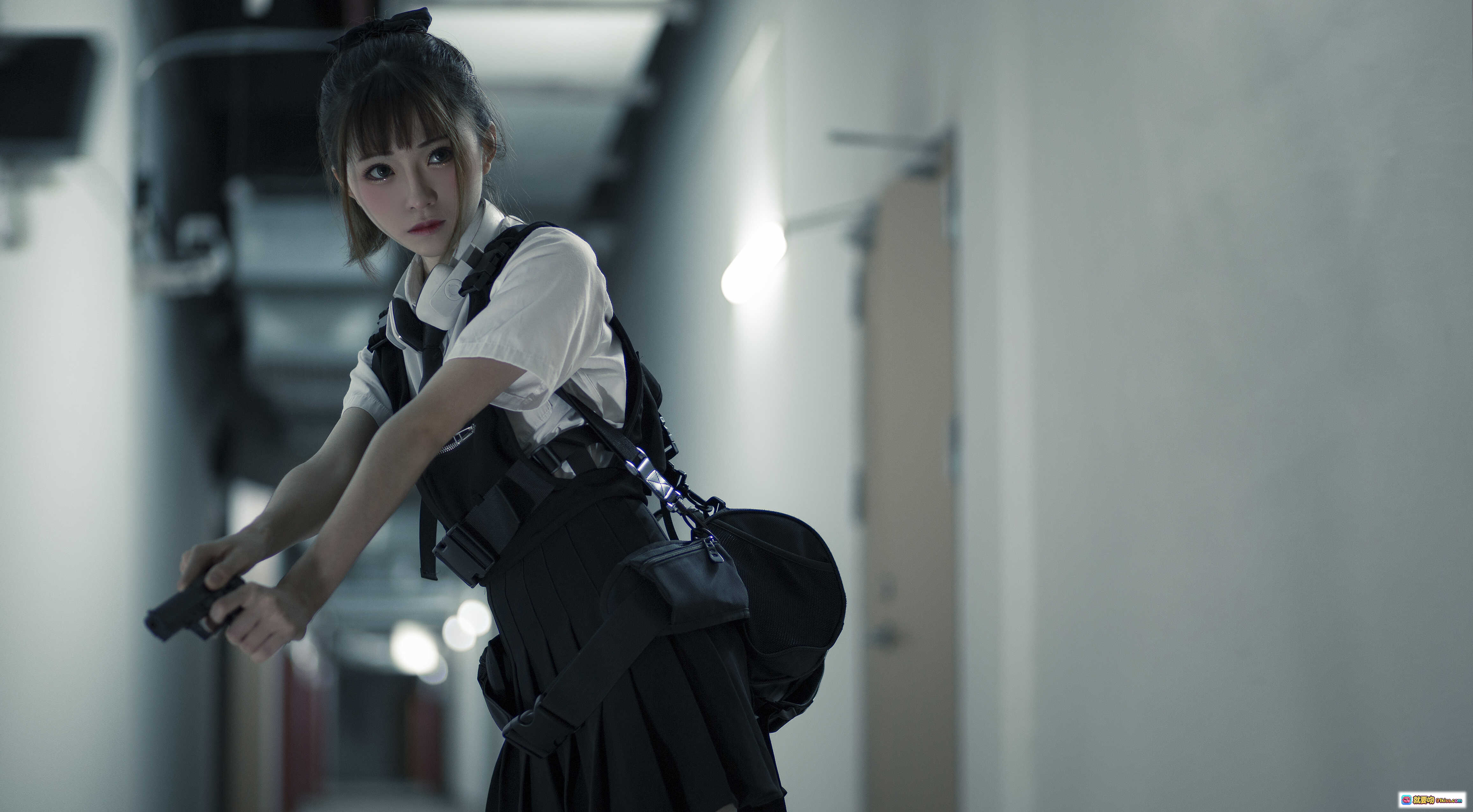 图片[2] - Kitaro绮太郎NO.037束手就擒Cosplay写真｜校园风短裙黑靴走廊蹲姿摄影集 - 就要吻