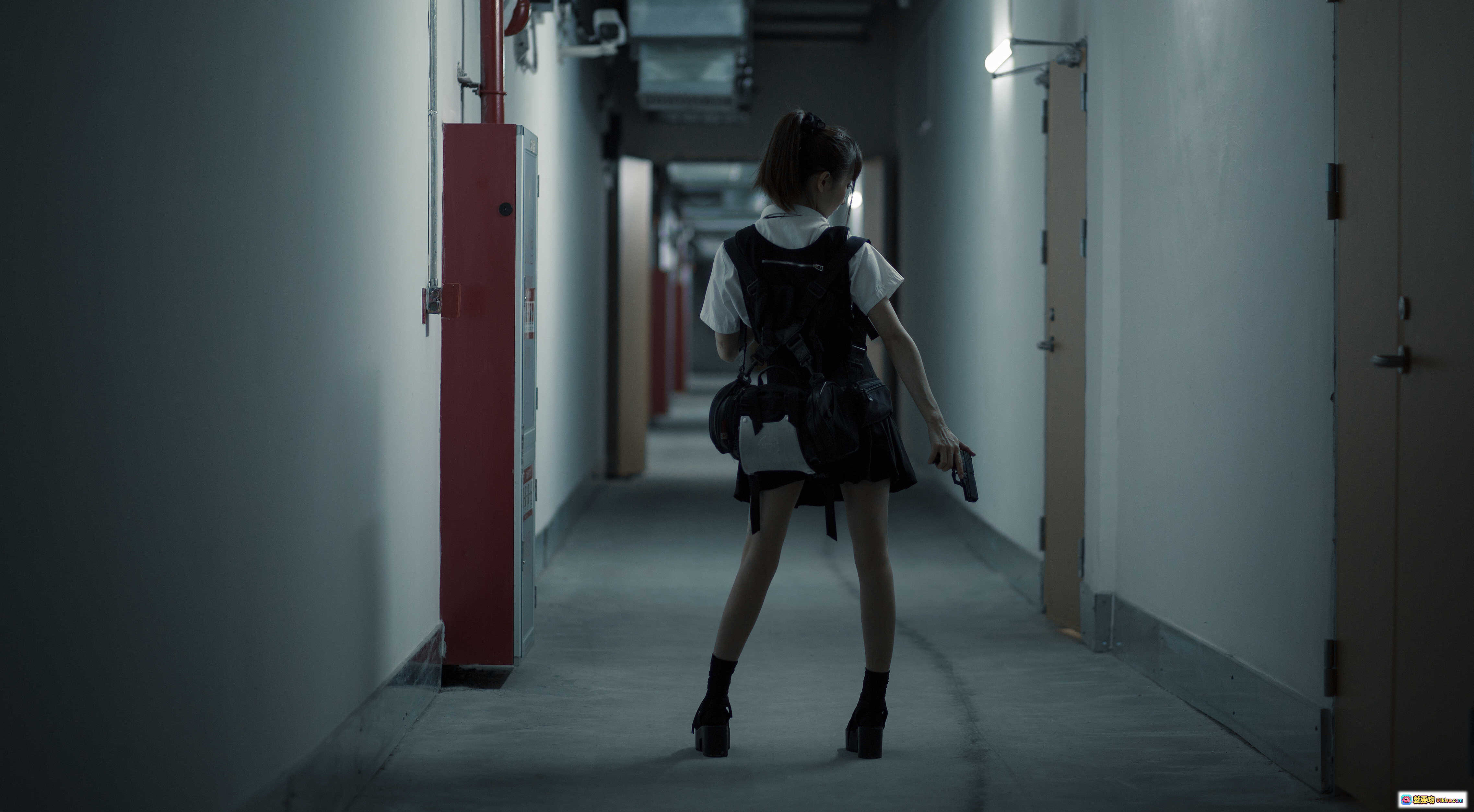 图片[7] - Kitaro绮太郎NO.037束手就擒Cosplay写真｜校园风短裙黑靴走廊蹲姿摄影集 - 就要吻