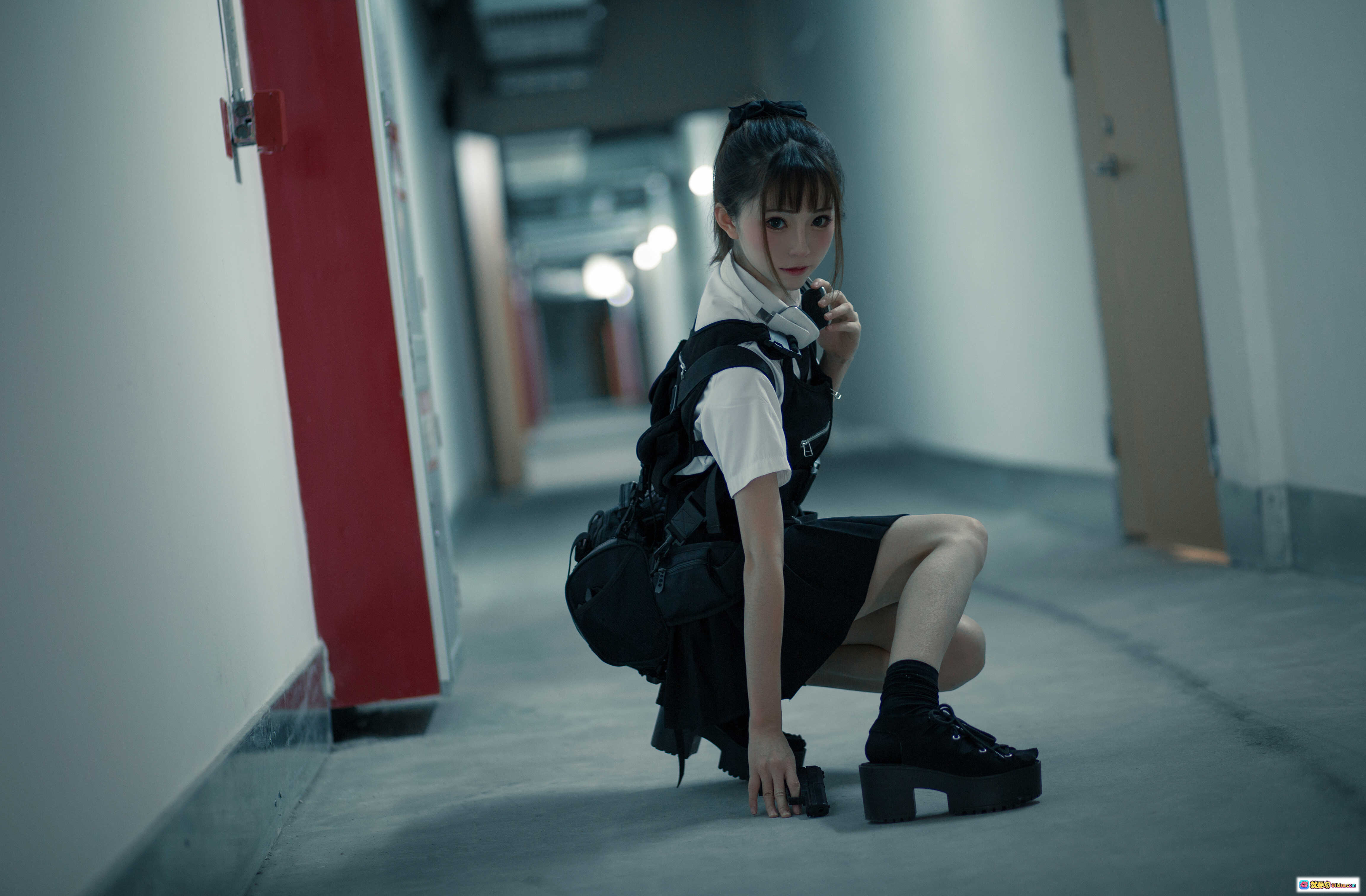 图片[1] - Kitaro绮太郎NO.037束手就擒Cosplay写真｜校园风短裙黑靴走廊蹲姿摄影集 - 就要吻