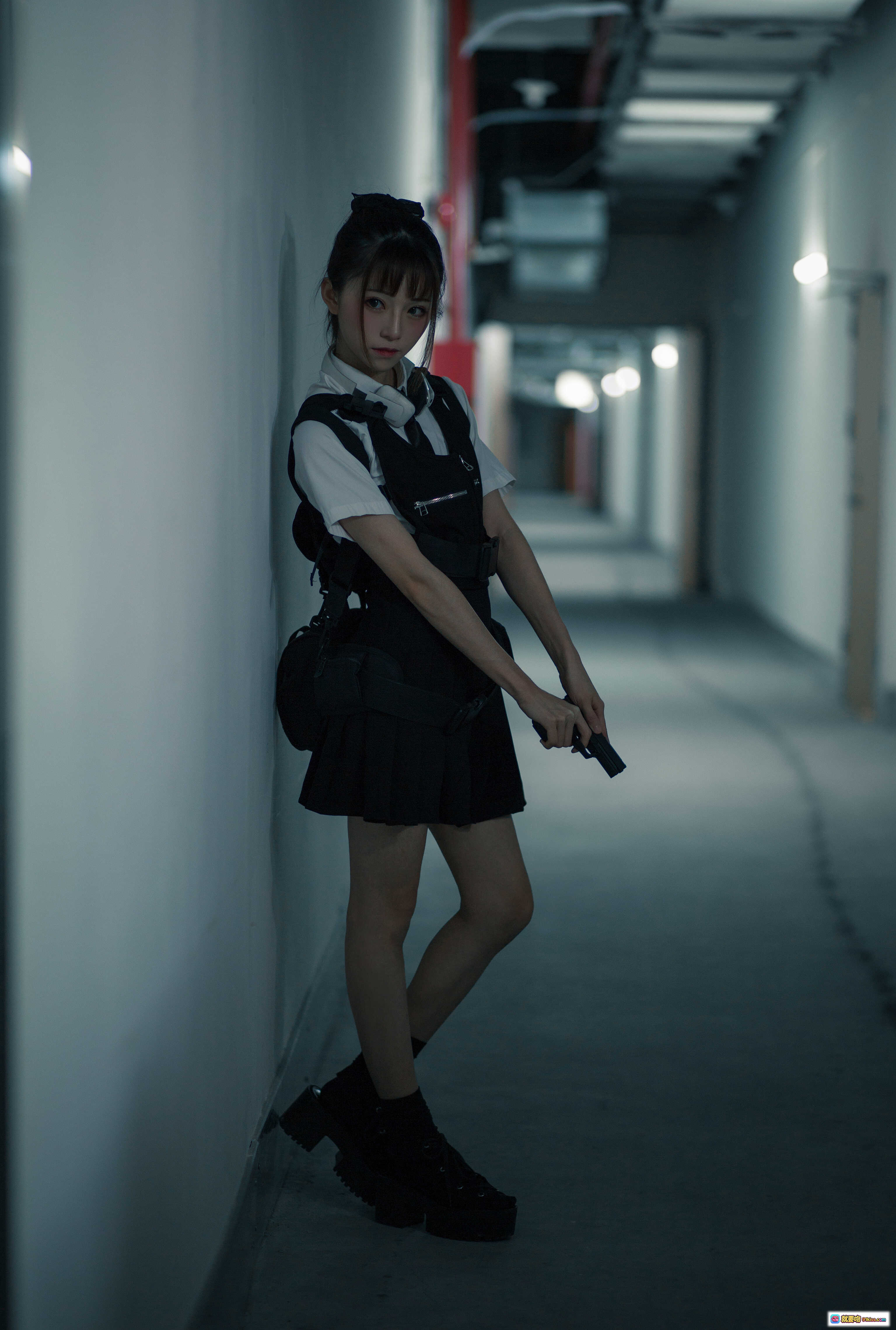 图片[4] - Kitaro绮太郎NO.037束手就擒Cosplay写真｜校园风短裙黑靴走廊蹲姿摄影集 - 就要吻