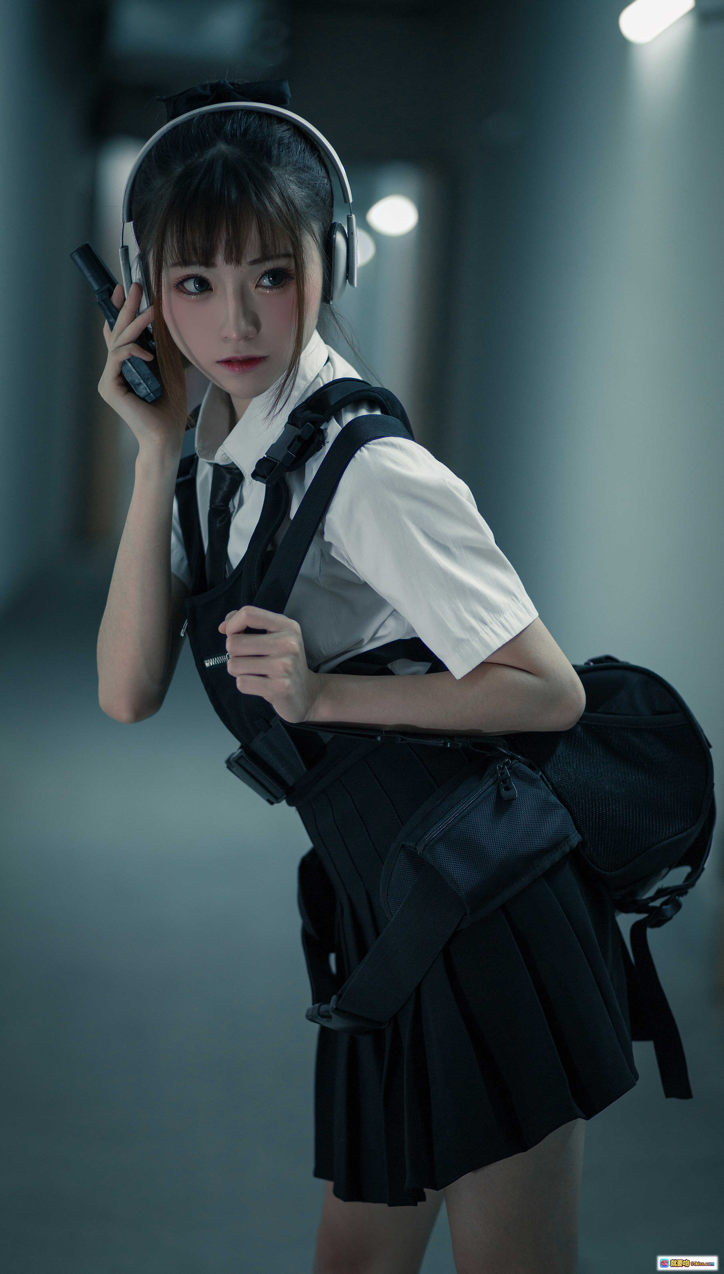 图片[3] - Kitaro绮太郎NO.037束手就擒Cosplay写真｜校园风短裙黑靴走廊蹲姿摄影集 - 就要吻