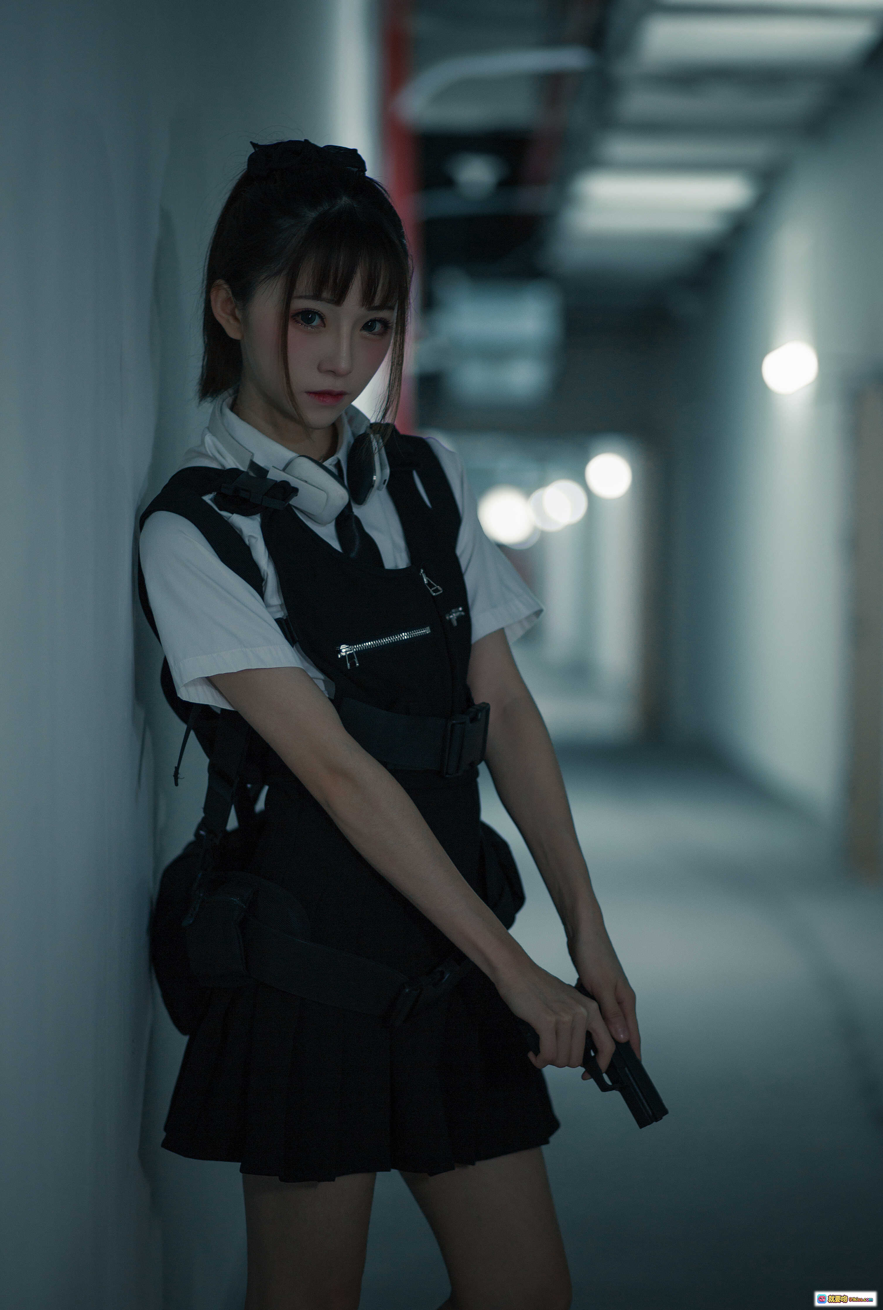 图片[9] - Kitaro绮太郎NO.037束手就擒Cosplay写真｜校园风短裙黑靴走廊蹲姿摄影集 - 就要吻