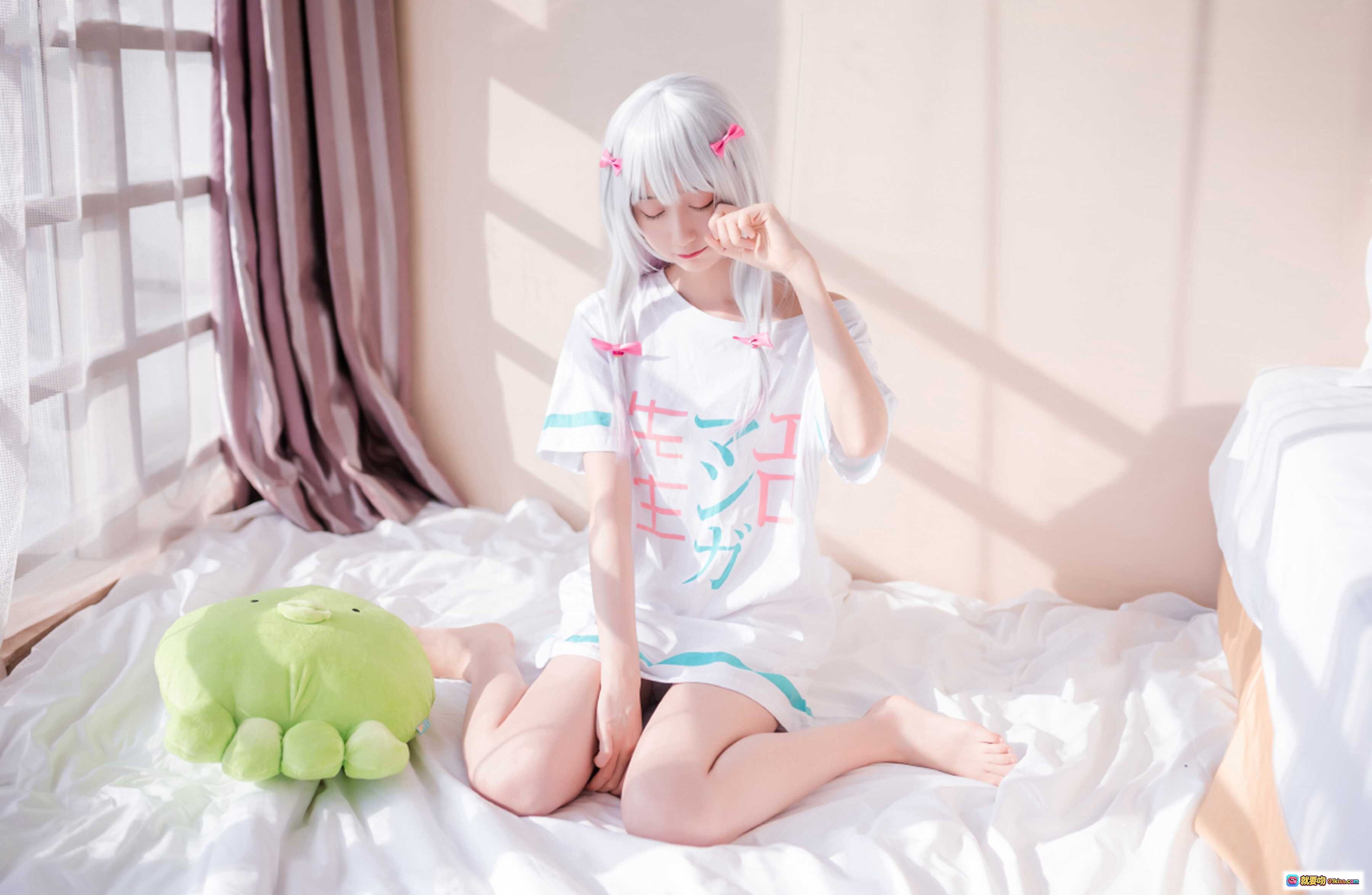 木绵绵OwO NO.011 白发魔女cos写真 47P高清图集 床上萌系少女 白发双马尾 粉色发夹 绿色玩偶 温柔阳光氛围 - 就要吻