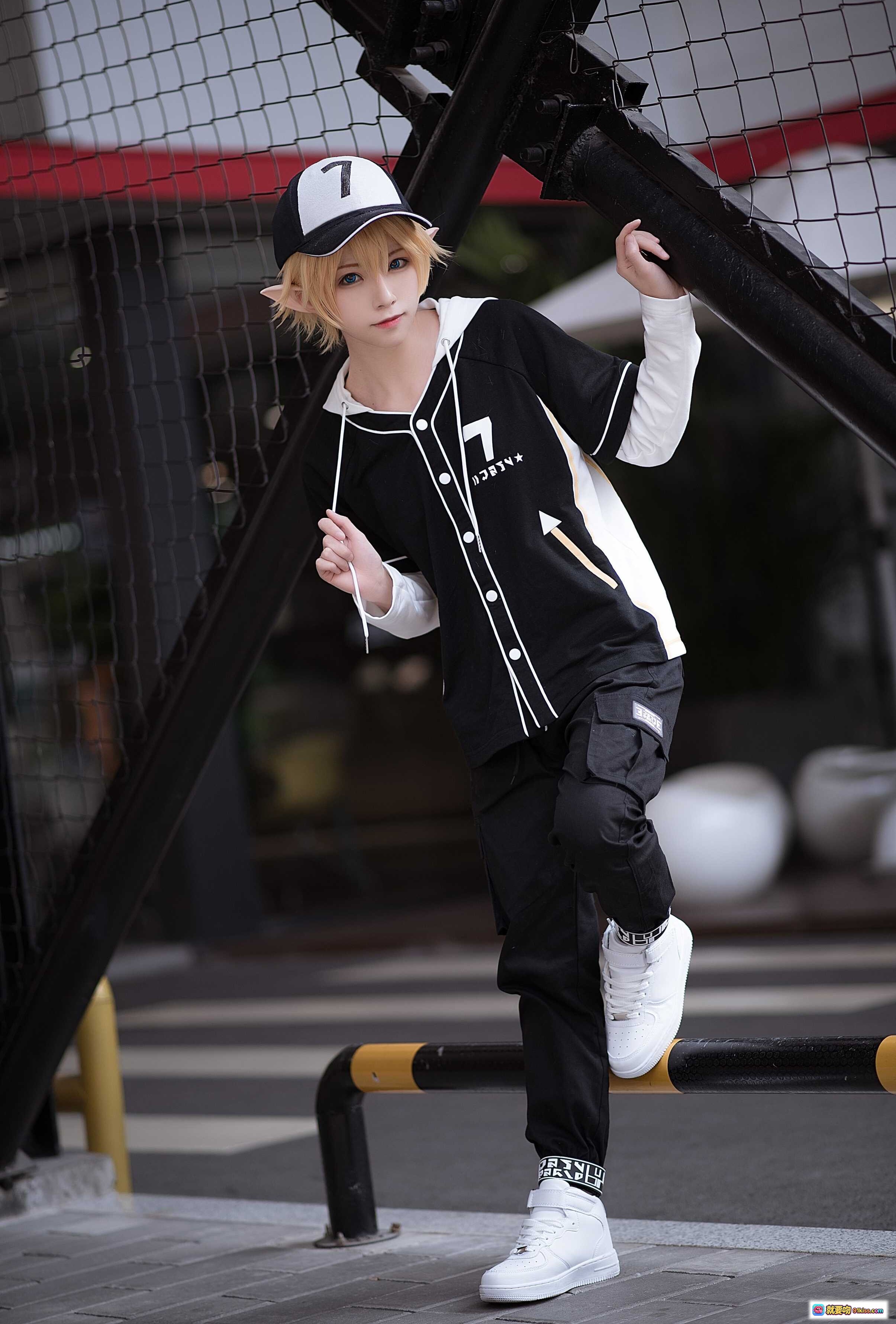 图片[2] - Kitaro绮太郎COS凹凸世界金角色 cosplay写真 黑白棒球服精灵耳造型 时尚街拍风 高清8P图集 - 就要吻