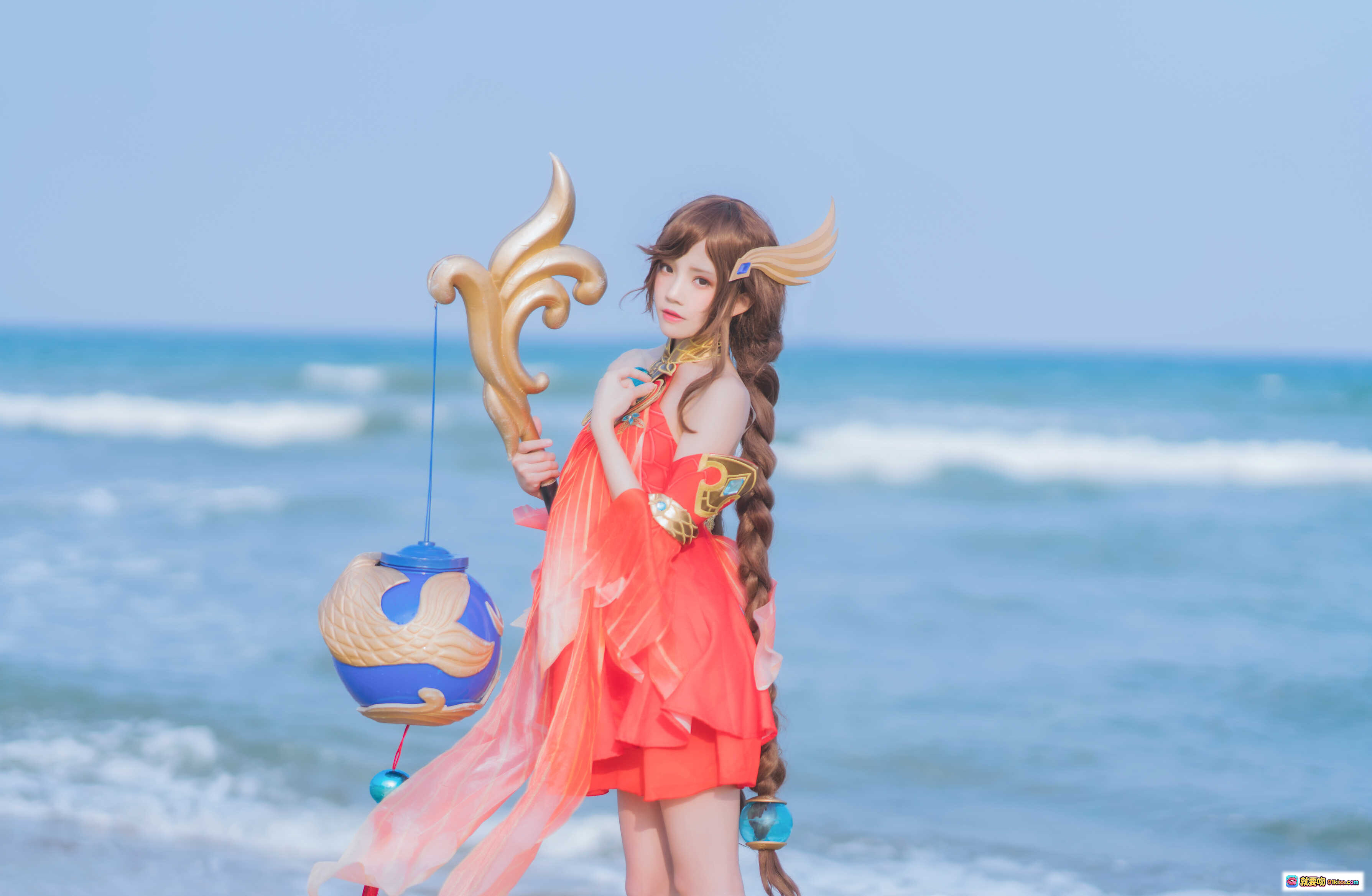 图片[10] - 桜桃喵070王者荣耀大乔cosplay海边写真 粉色飘逸裙装手持法杖赤足踏浪唯美场景 - 就要吻