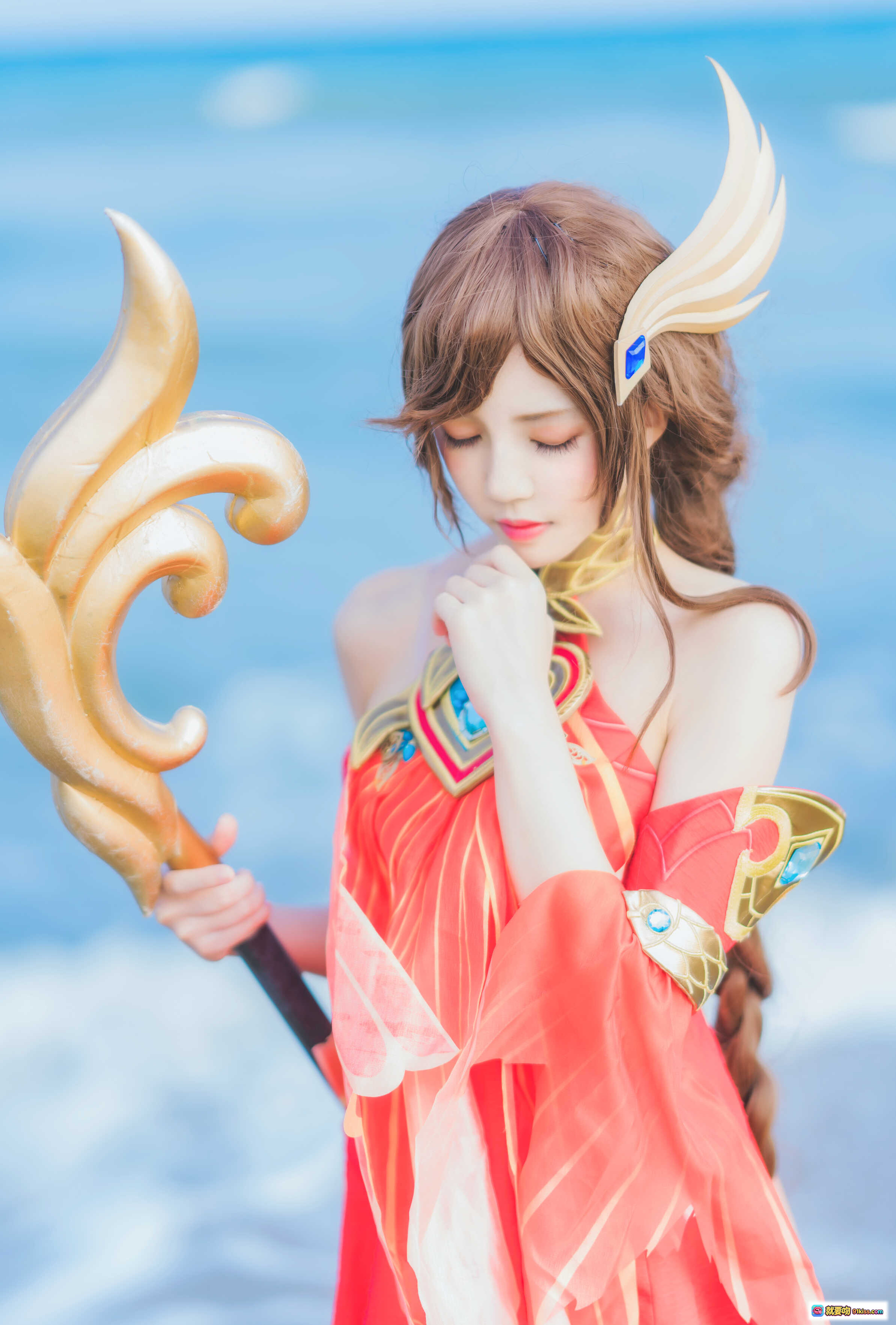 图片[7] - 桜桃喵070王者荣耀大乔cosplay海边写真 粉色飘逸裙装手持法杖赤足踏浪唯美场景 - 就要吻