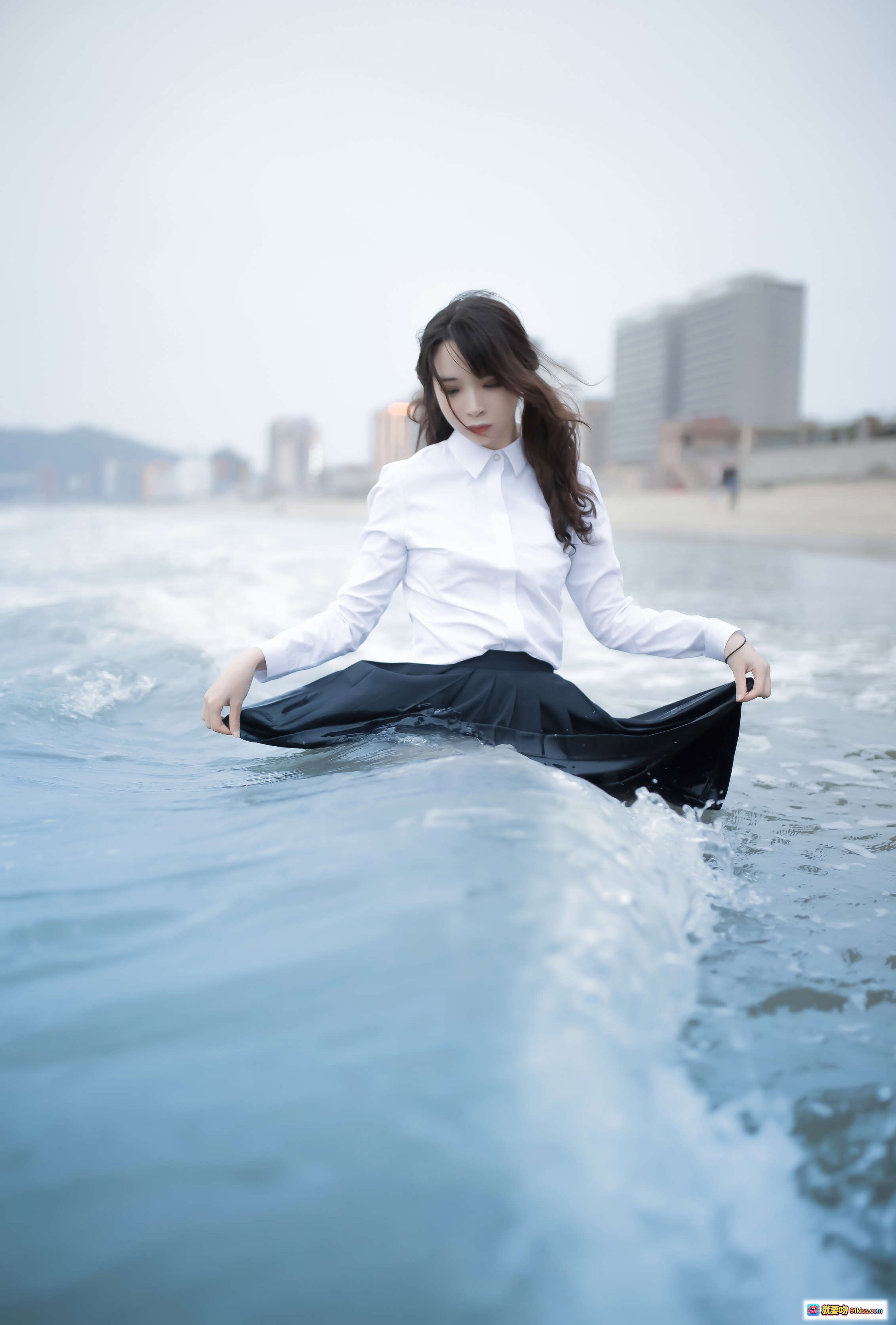 图片[2] - 疯猫ss NO.086 眠海歌 海蓝写真 | 白衬衫黑百褶裙海边湿身少女 | 清新校园风海景人像摄影 - 就要吻