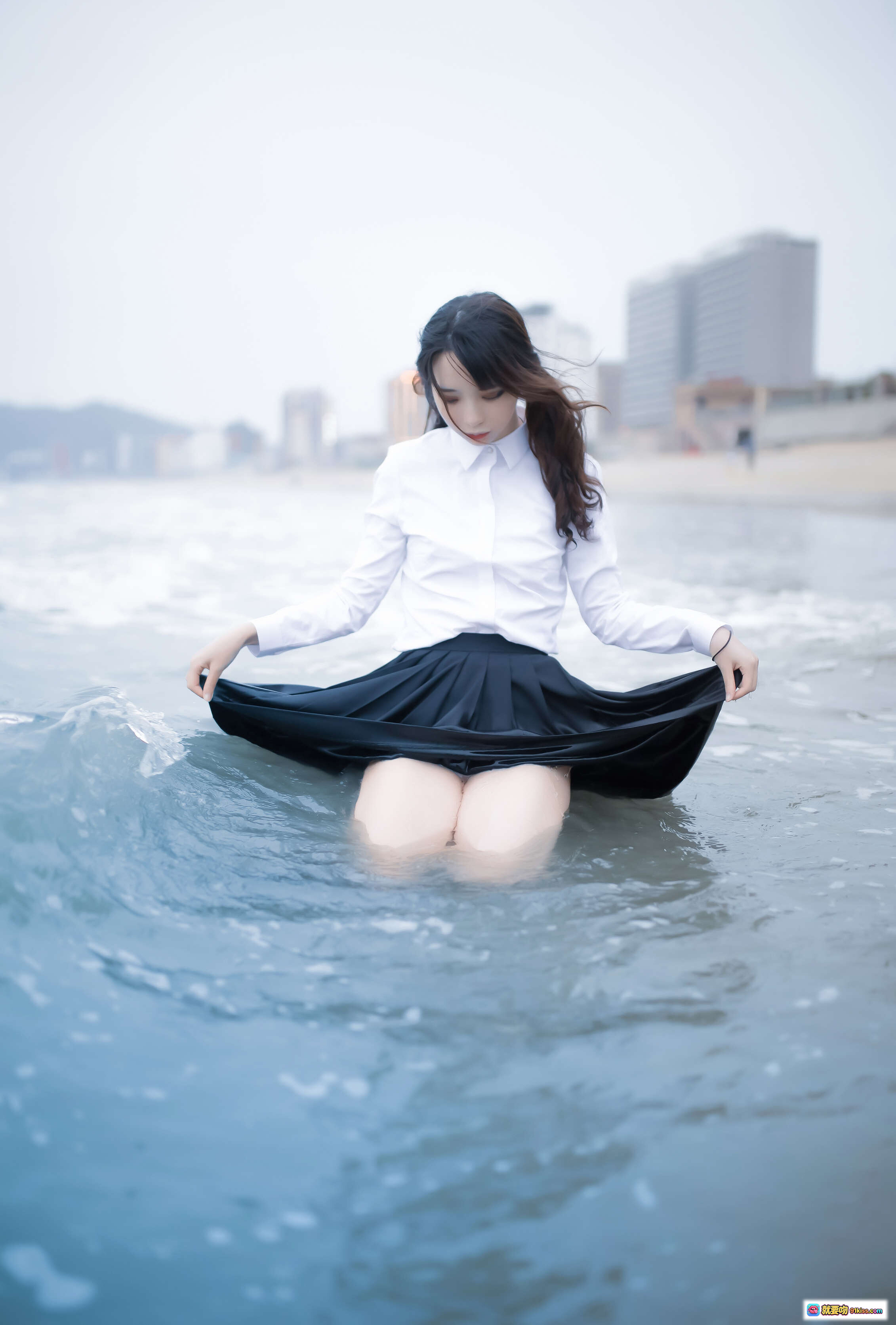 图片[4] - 疯猫ss NO.086 眠海歌 海蓝写真 | 白衬衫黑百褶裙海边湿身少女 | 清新校园风海景人像摄影 - 就要吻