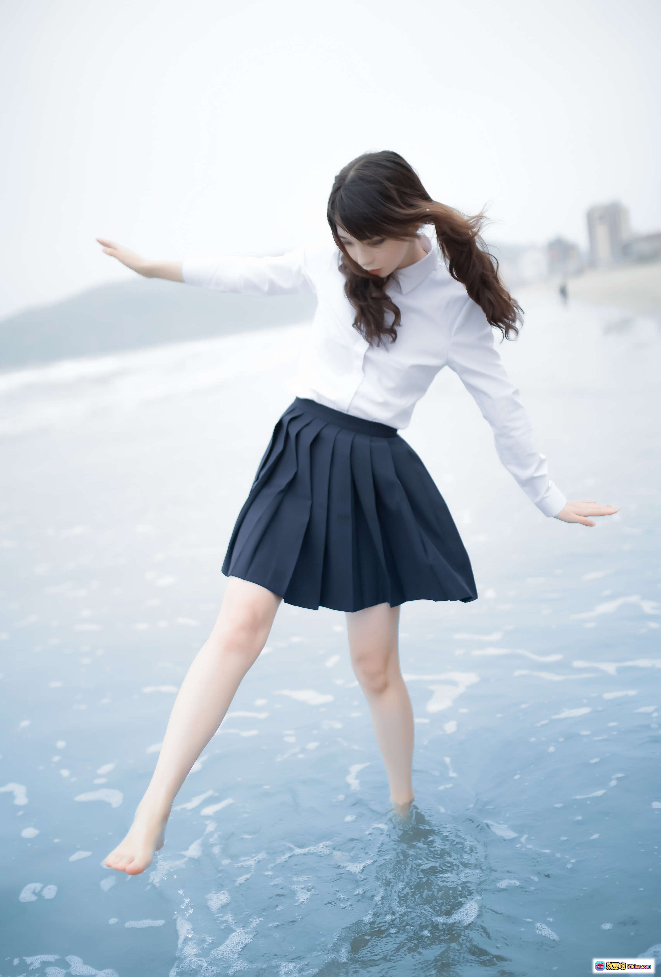 图片[9] - 疯猫ss NO.086 眠海歌 海蓝写真 | 白衬衫黑百褶裙海边湿身少女 | 清新校园风海景人像摄影 - 就要吻