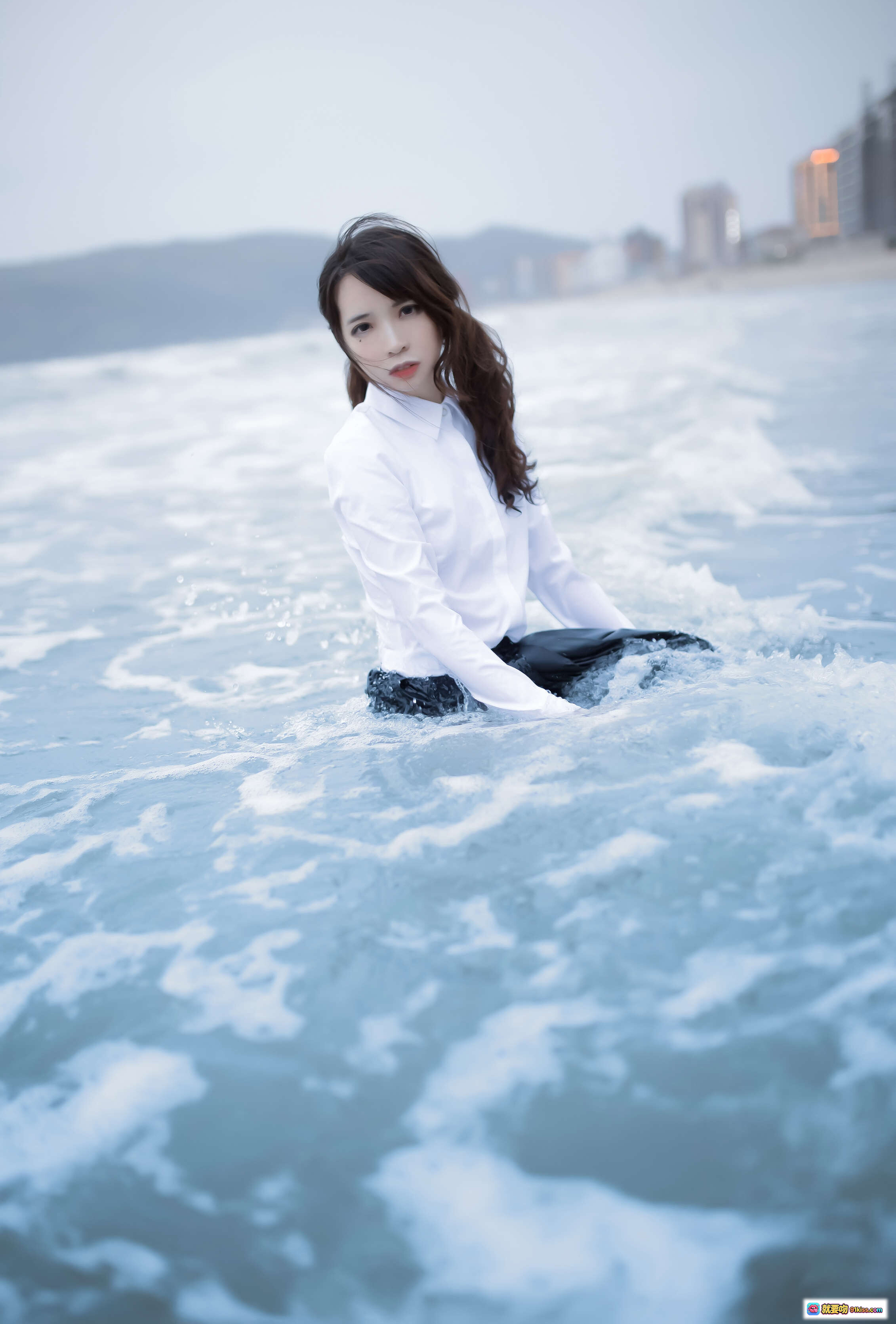 图片[7] - 疯猫ss NO.086 眠海歌 海蓝写真 | 白衬衫黑百褶裙海边湿身少女 | 清新校园风海景人像摄影 - 就要吻