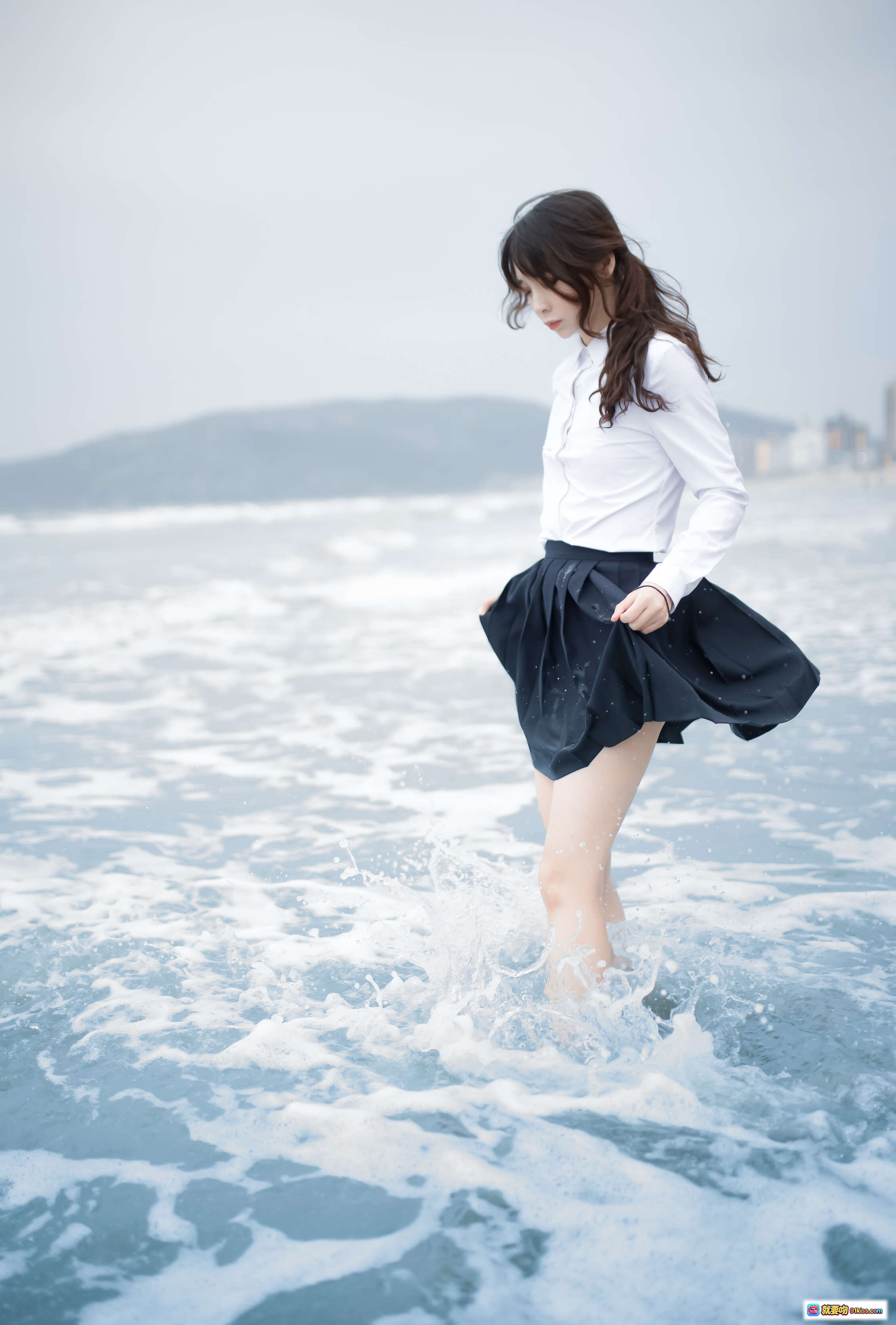 图片[8] - 疯猫ss NO.086 眠海歌 海蓝写真 | 白衬衫黑百褶裙海边湿身少女 | 清新校园风海景人像摄影 - 就要吻