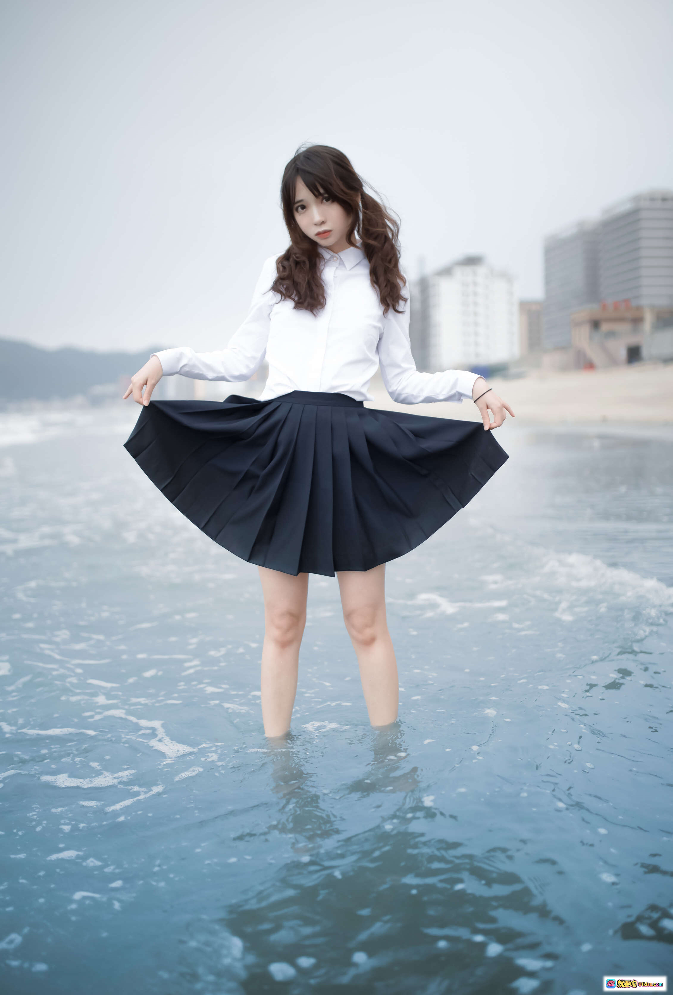 疯猫ss NO.086 眠海歌 海蓝写真 | 白衬衫黑百褶裙海边湿身少女 | 清新校园风海景人像摄影 - 就要吻