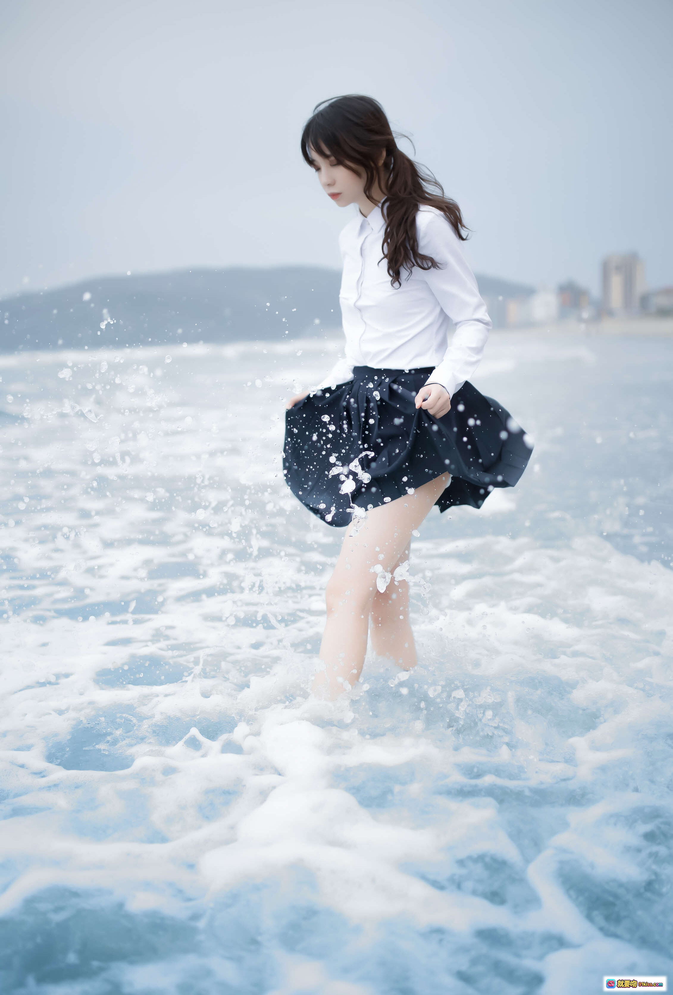 图片[6] - 疯猫ss NO.086 眠海歌 海蓝写真 | 白衬衫黑百褶裙海边湿身少女 | 清新校园风海景人像摄影 - 就要吻