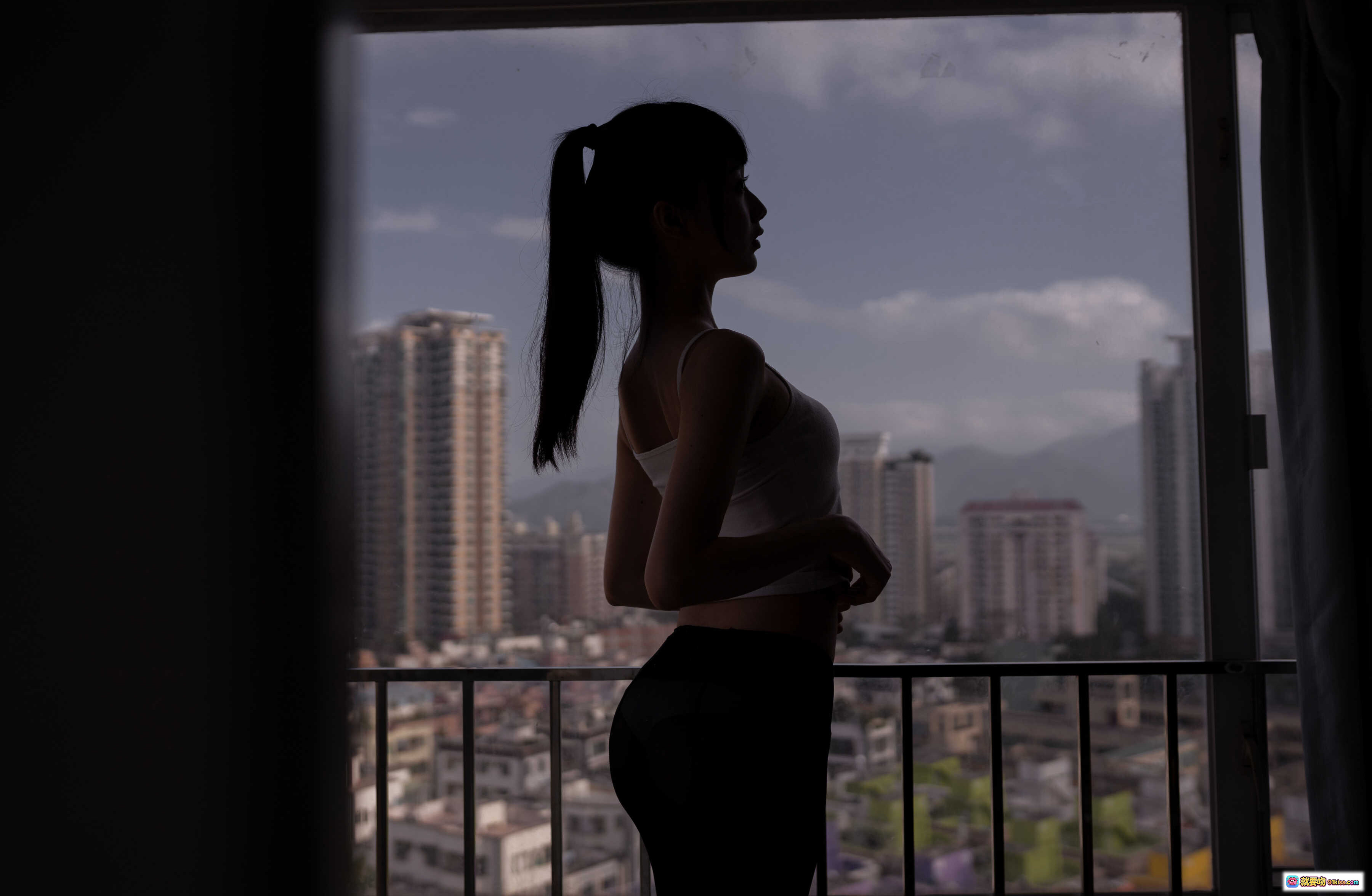 图片[9] - 木绵绵OwO NO.023 背心黑丝居家写真 40P高清美图 灰色沙发优雅伸展 甜美少女风室内摄影 - 就要吻