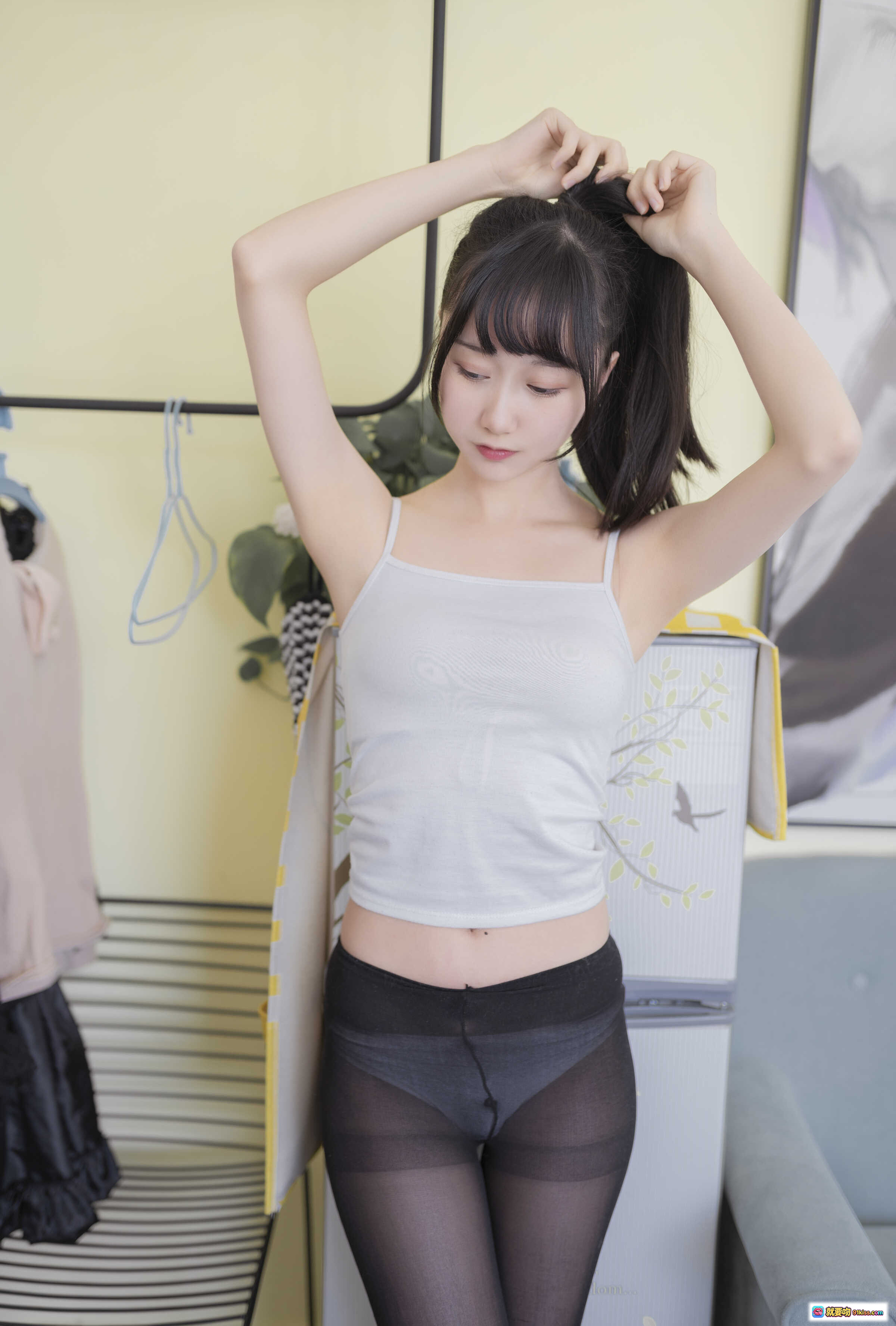 图片[8] - 木绵绵OwO NO.023 背心黑丝居家写真 40P高清美图 灰色沙发优雅伸展 甜美少女风室内摄影 - 就要吻