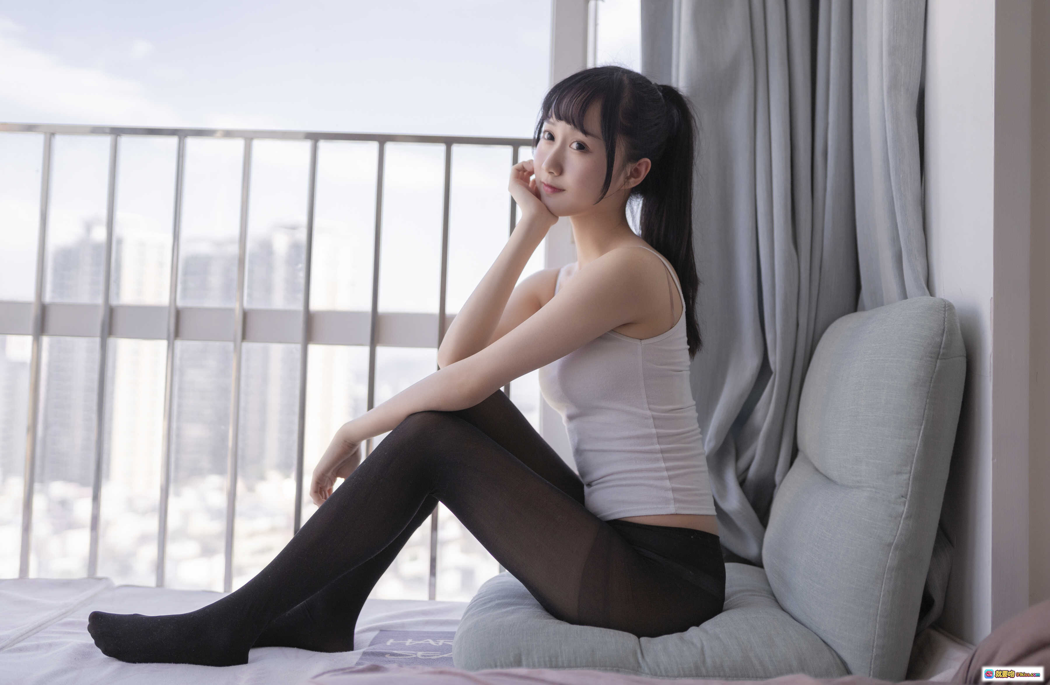 图片[2] - 木绵绵OwO NO.023 背心黑丝居家写真 40P高清美图 灰色沙发优雅伸展 甜美少女风室内摄影 - 就要吻