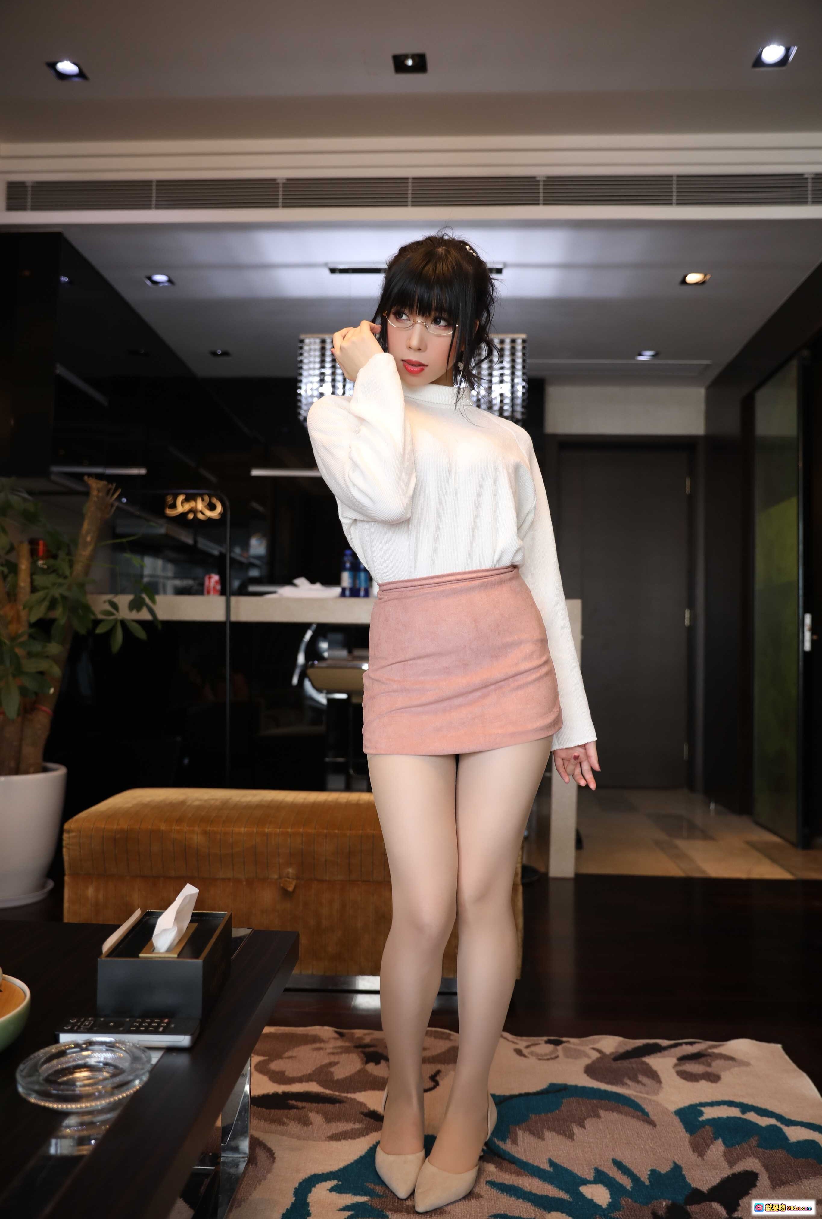 图片[4] - 鹿野希Vol.06单马尾眼镜娘白高领粉短裙丝袜美腿室内写真163P - 就要吻