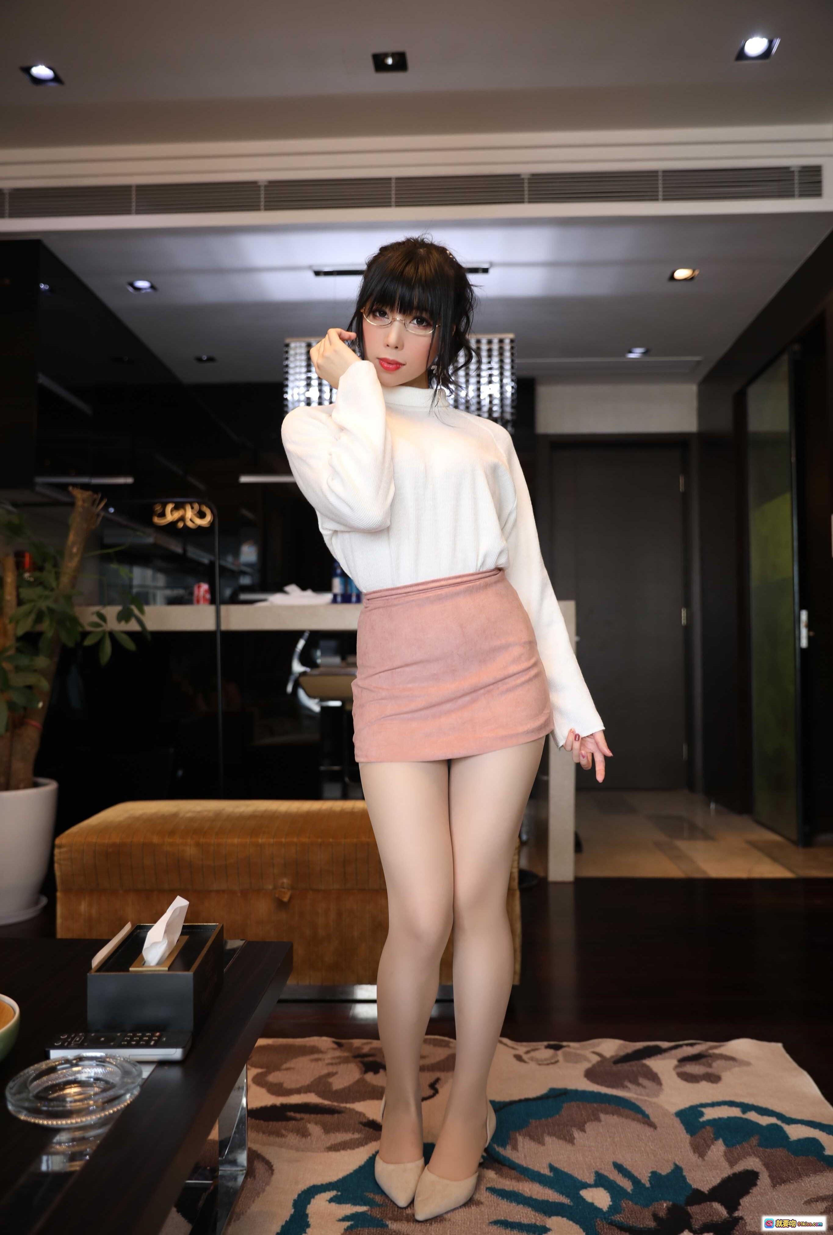 图片[5] - 鹿野希Vol.06单马尾眼镜娘白高领粉短裙丝袜美腿室内写真163P - 就要吻