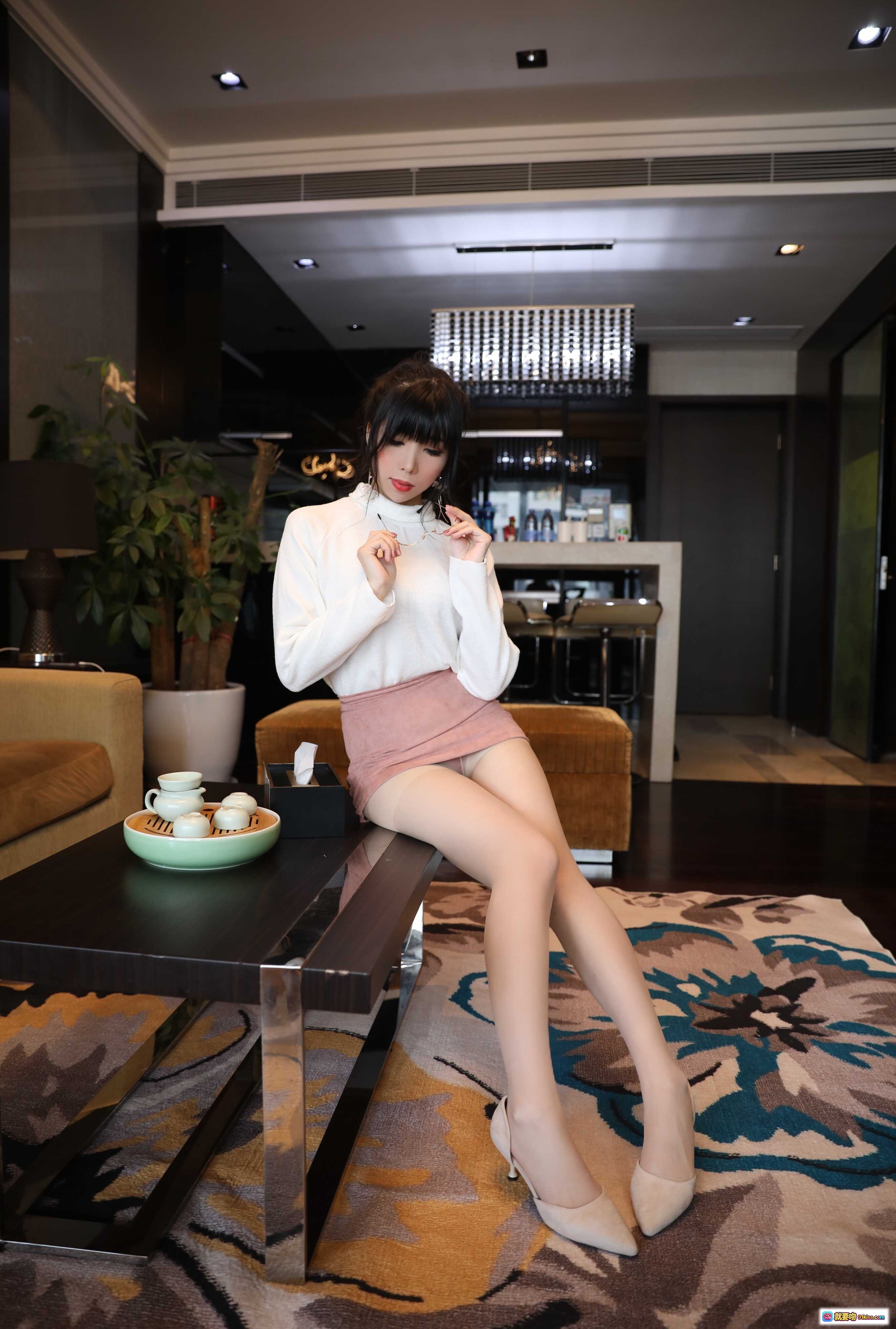 图片[8] - 鹿野希Vol.06单马尾眼镜娘白高领粉短裙丝袜美腿室内写真163P - 就要吻