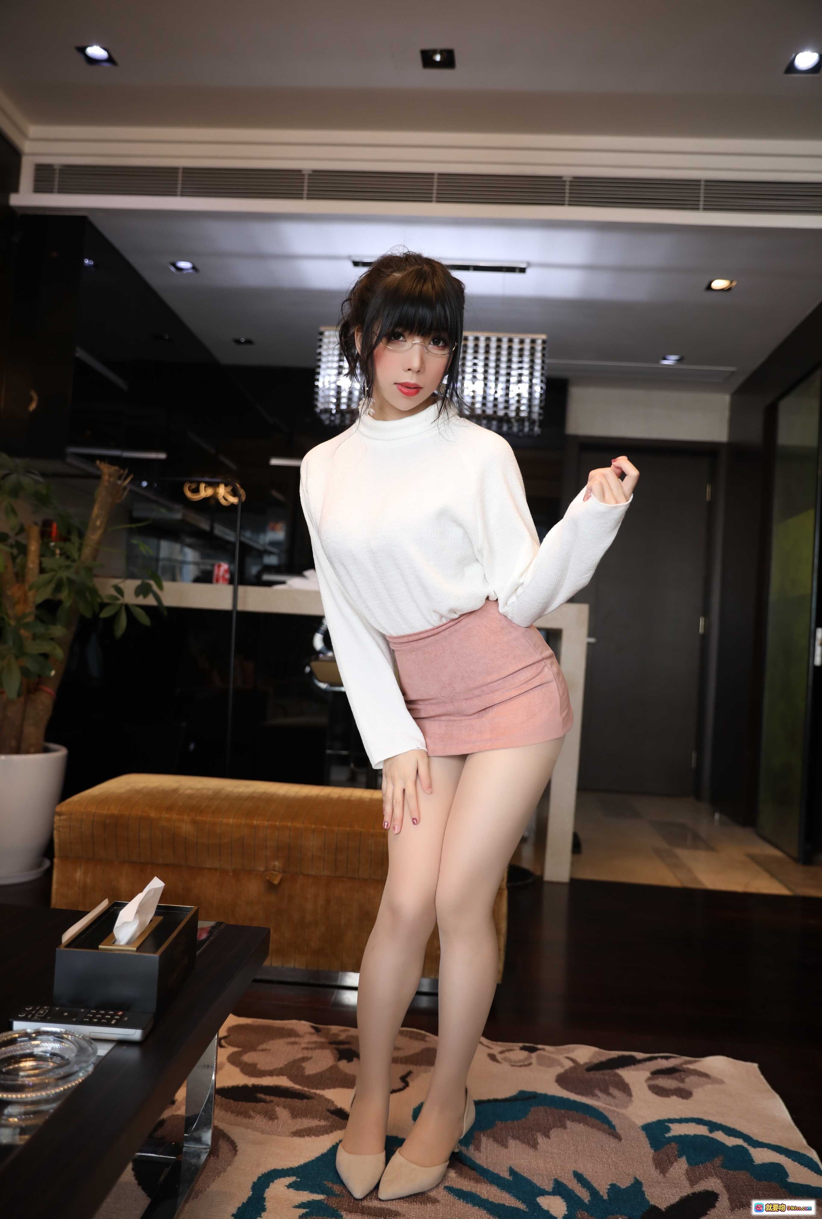 图片[3] - 鹿野希Vol.06单马尾眼镜娘白高领粉短裙丝袜美腿室内写真163P - 就要吻