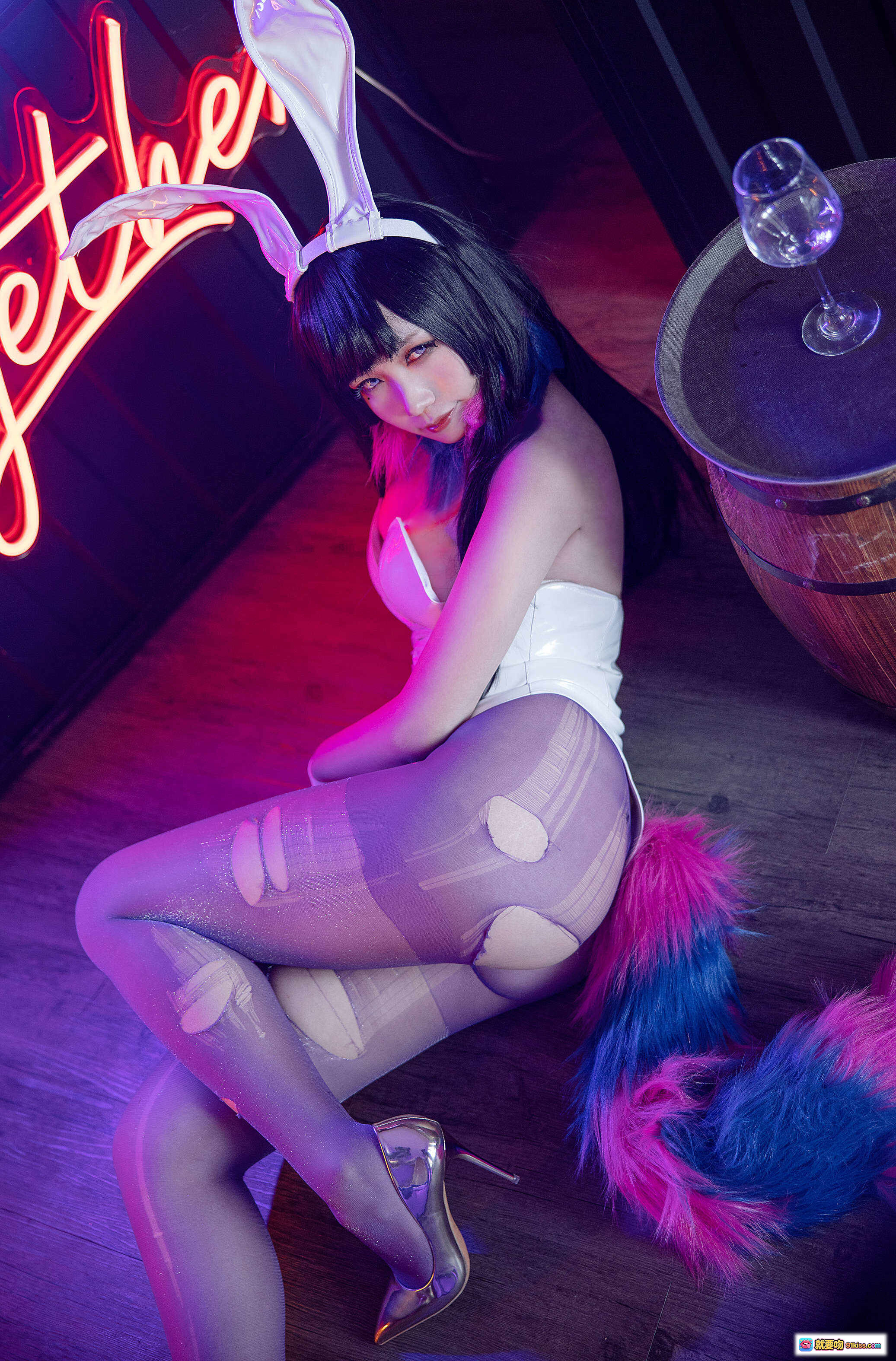 图片[3] - 麻花酱NO.001恶魔姐姐Cosplay写真｜兔女郎白丝高跟诱惑｜霓虹灯氛围感私房照｜30P高清图集 - 就要吻