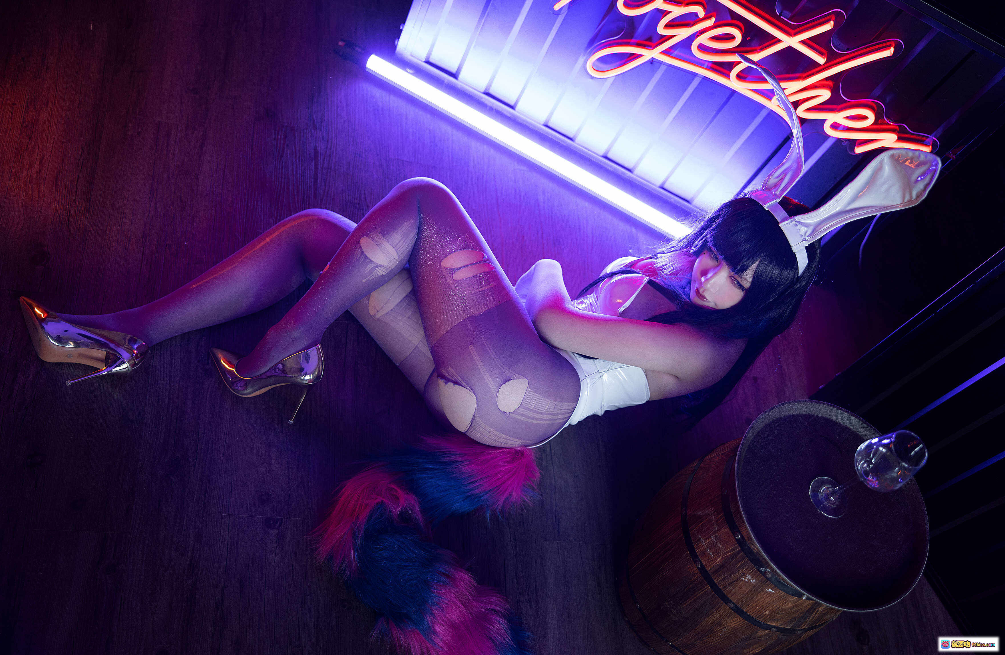 图片[2] - 麻花酱NO.001恶魔姐姐Cosplay写真｜兔女郎白丝高跟诱惑｜霓虹灯氛围感私房照｜30P高清图集 - 就要吻