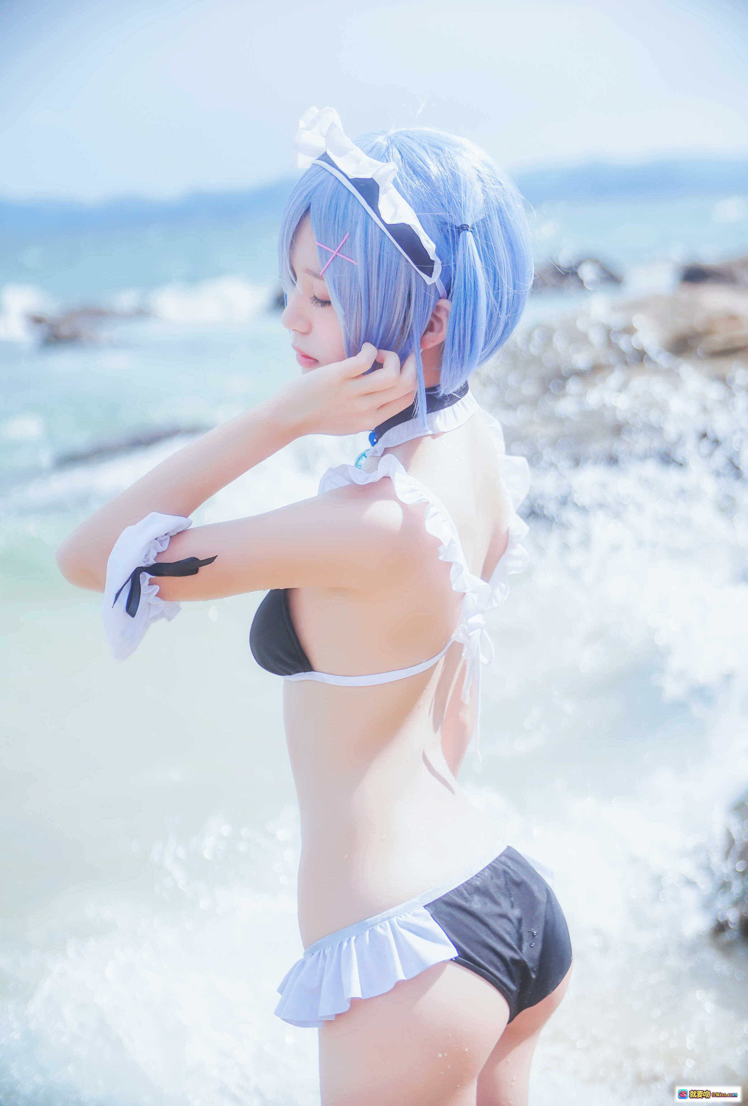 图片[2] - 桜桃喵蕾姆COS写真｜蓝发女仆泳装海边拍摄｜48P高清图集｜二次元动漫角色扮演 - 就要吻