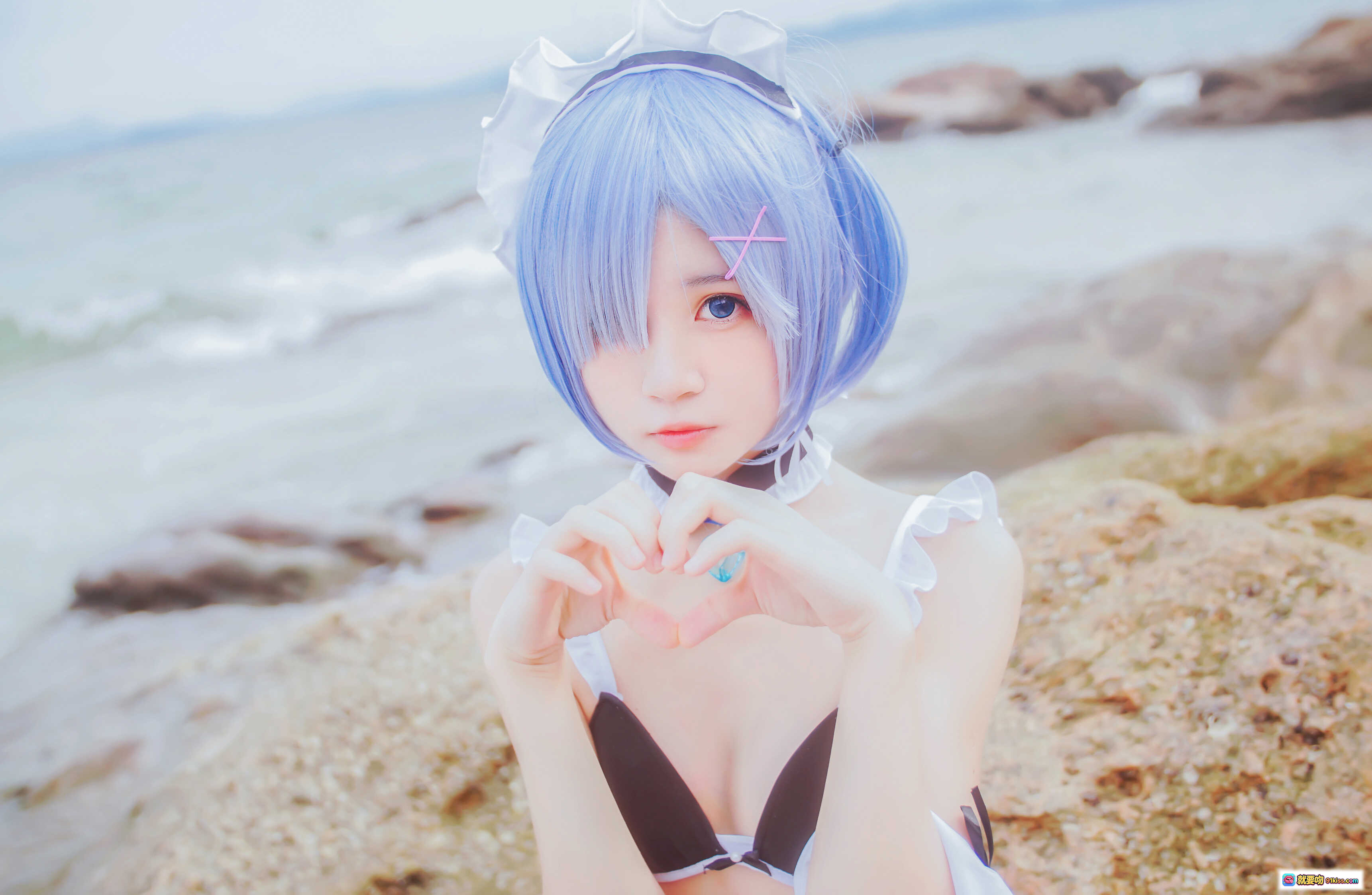 图片[4] - 桜桃喵蕾姆COS写真｜蓝发女仆泳装海边拍摄｜48P高清图集｜二次元动漫角色扮演 - 就要吻